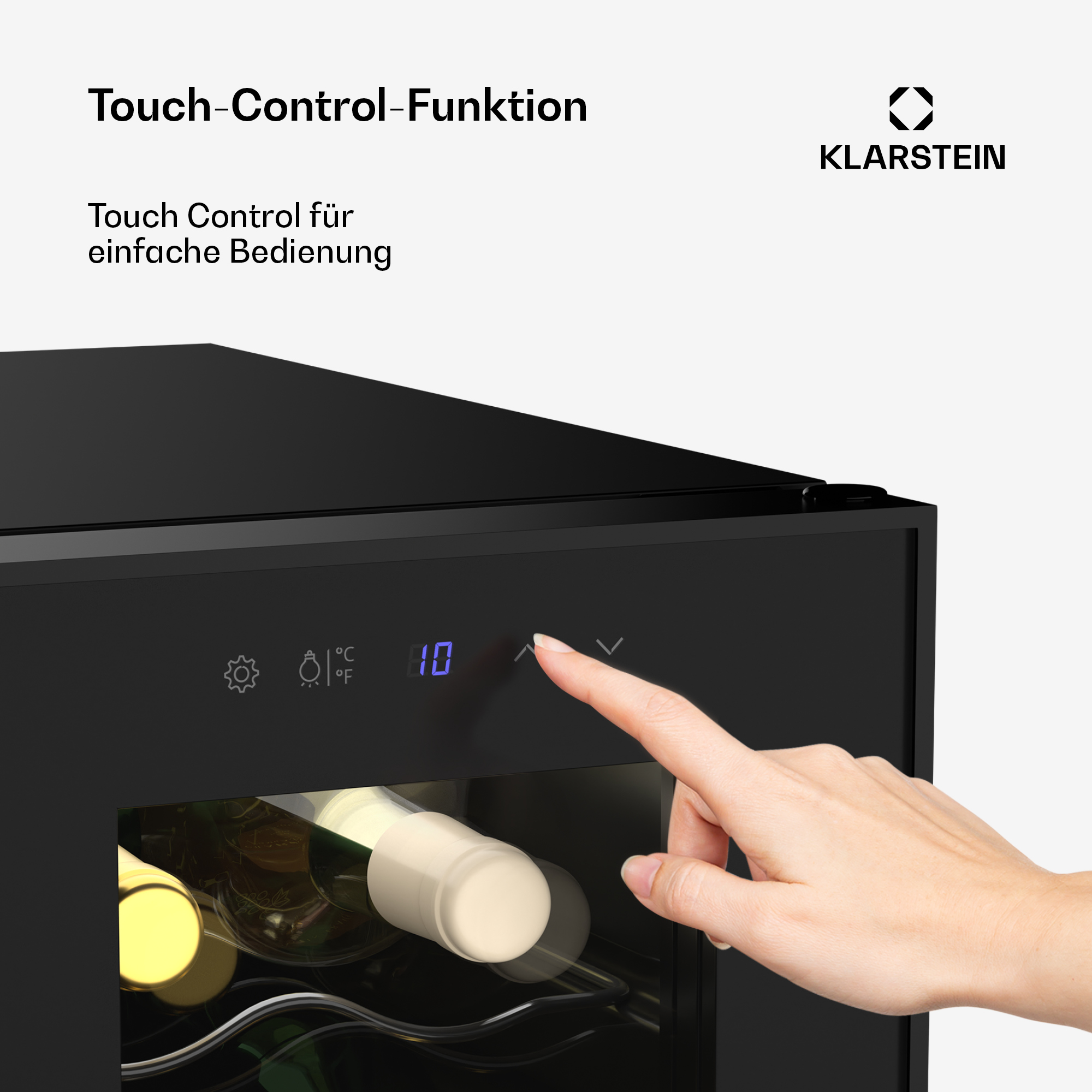 La mano di una donna che utilizza un controllo touch su un frigo cantina nero, sfondo bianco.
