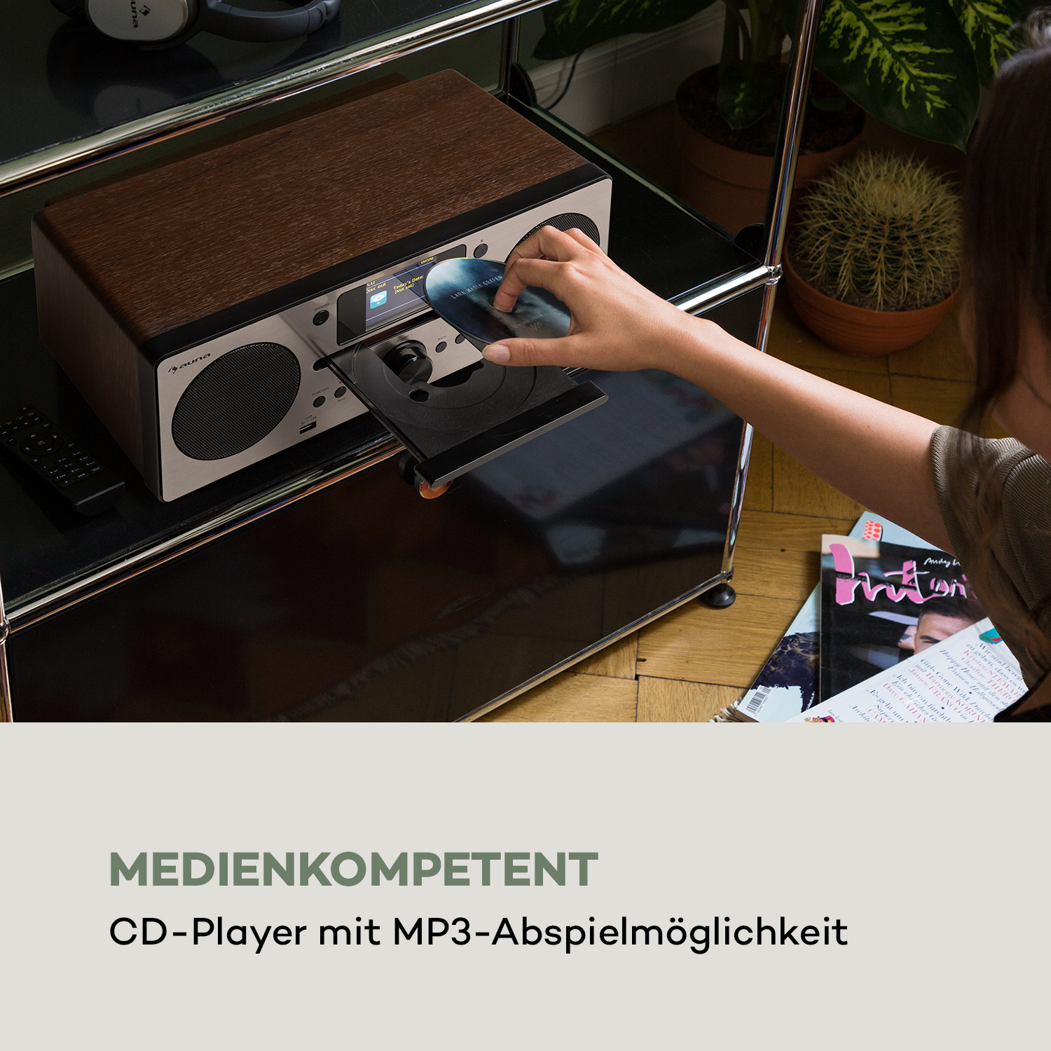 Ein Radio mit CD-Player, mit einer Frau, die eine CD einlegt.