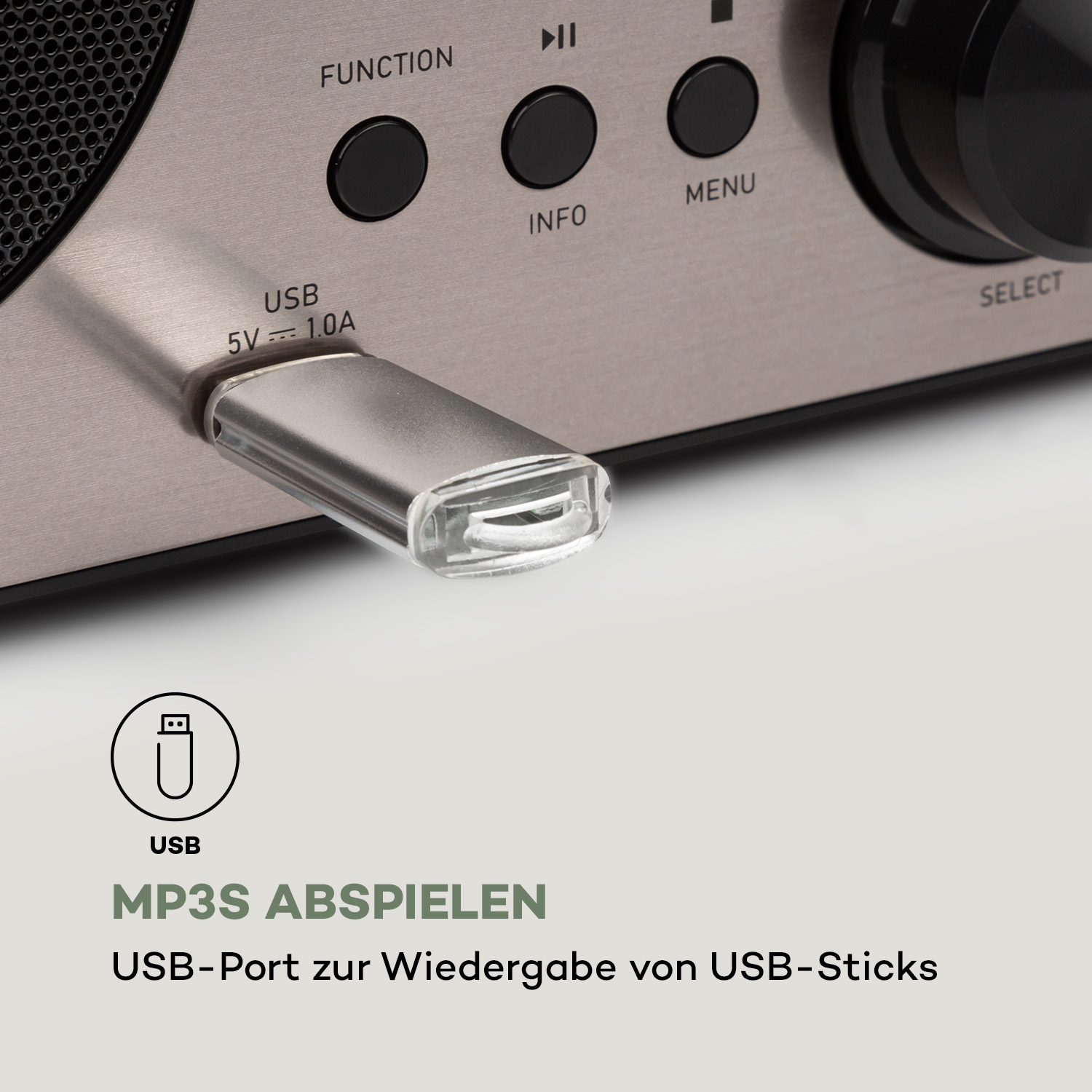 Silbernes und graues Radio mit USB-Anschluss und eingestecktem USB-Stick.