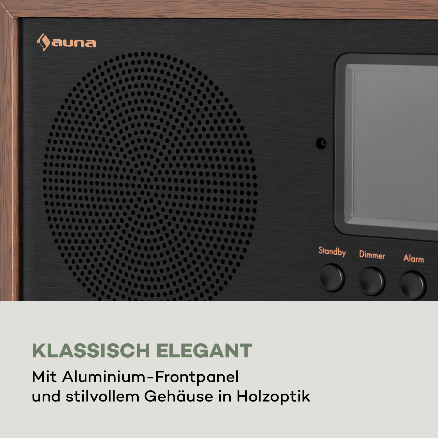 Nahaufnahme eines schwarzen Lautsprechers mit Holzrahmen und Digitalanzeige auf weißem Grund.