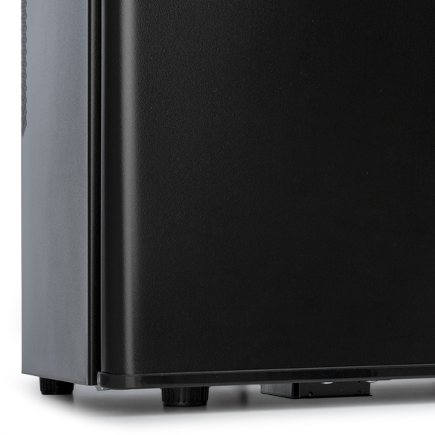 Mini frigo nero, che mostra il fondo e il lato dell'unità.