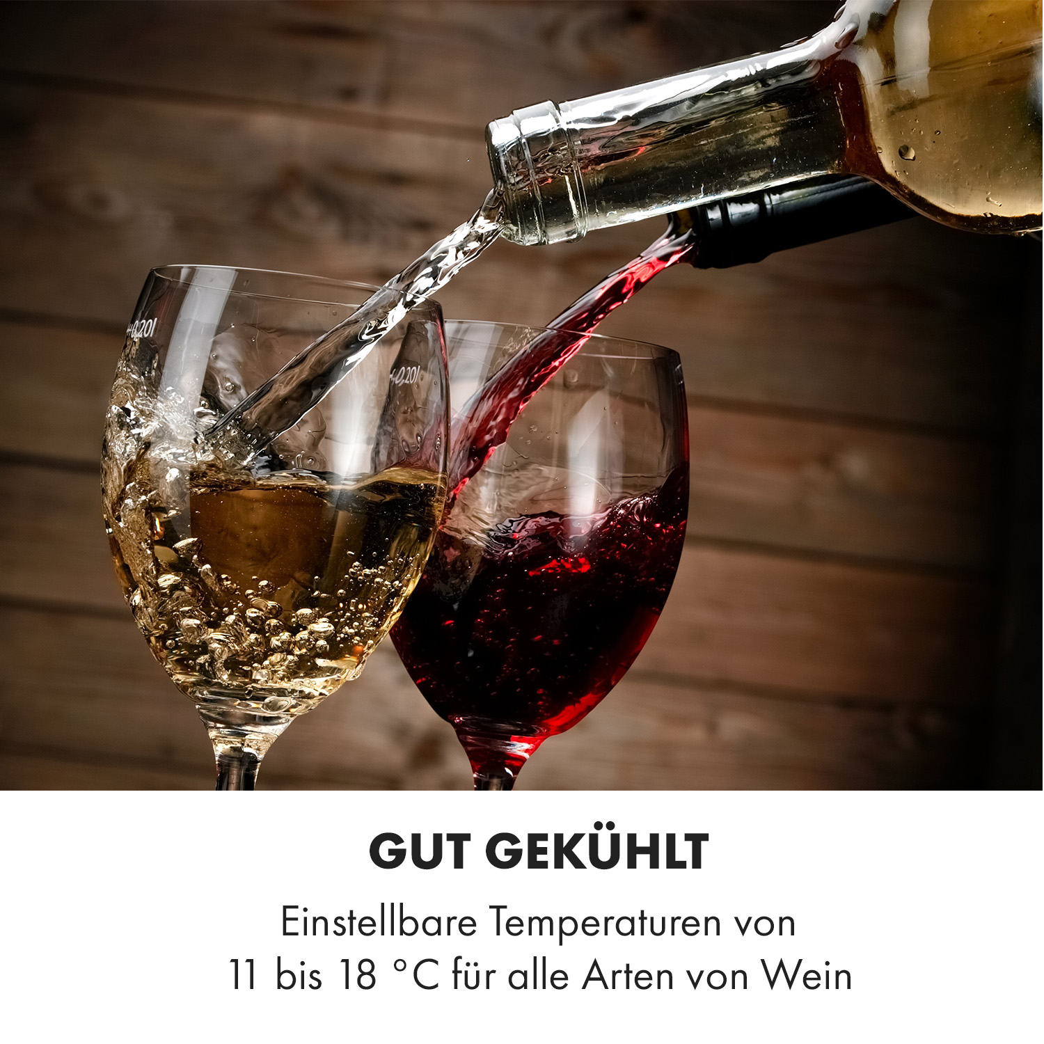 Zwei Weingläser, die mit Rot- und Weißwein aus Flaschen gefüllt werden, vor Holzhintergrund.