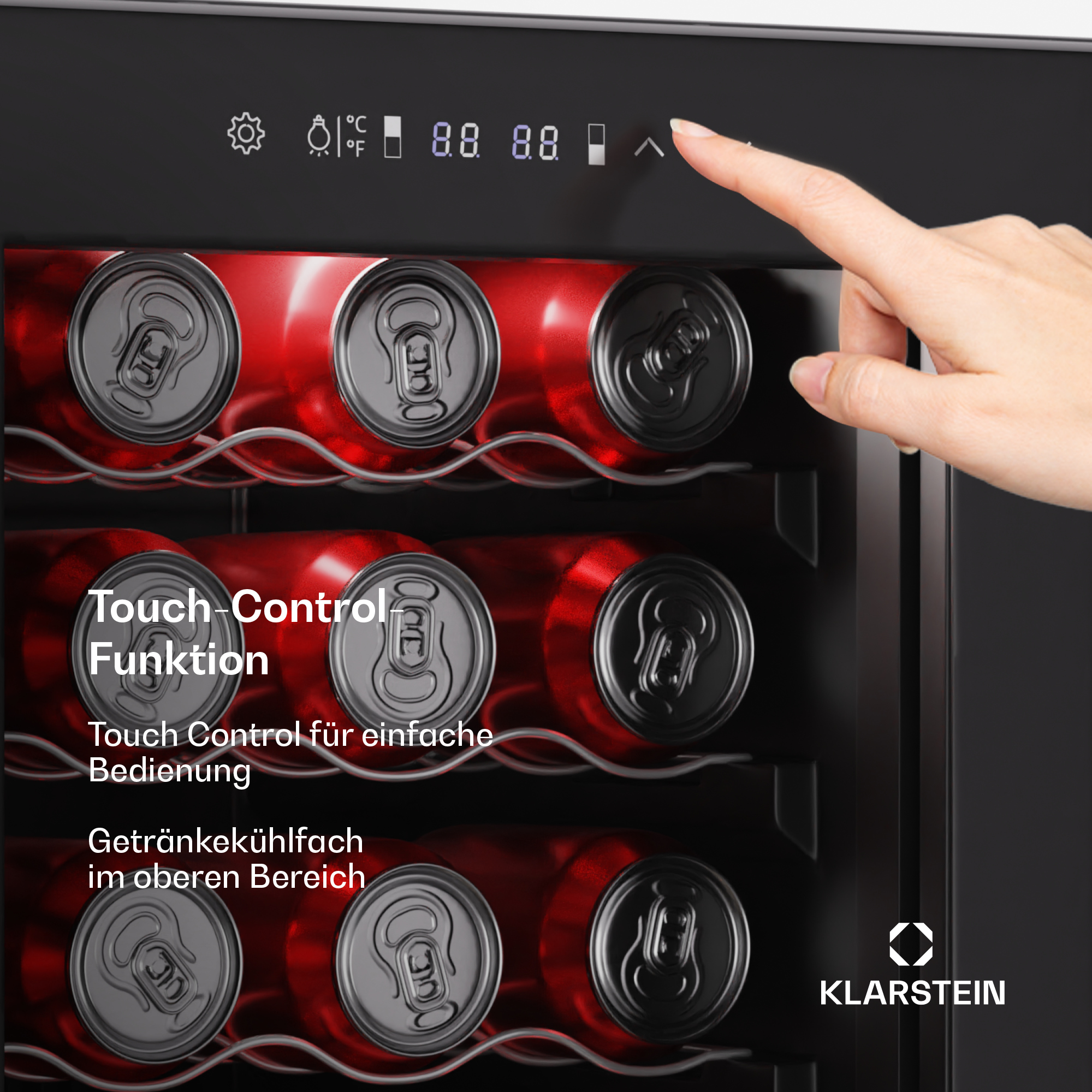 Frigorifero per vino nero con lattine rosse all'interno. Una mano tocca il pannello touch.