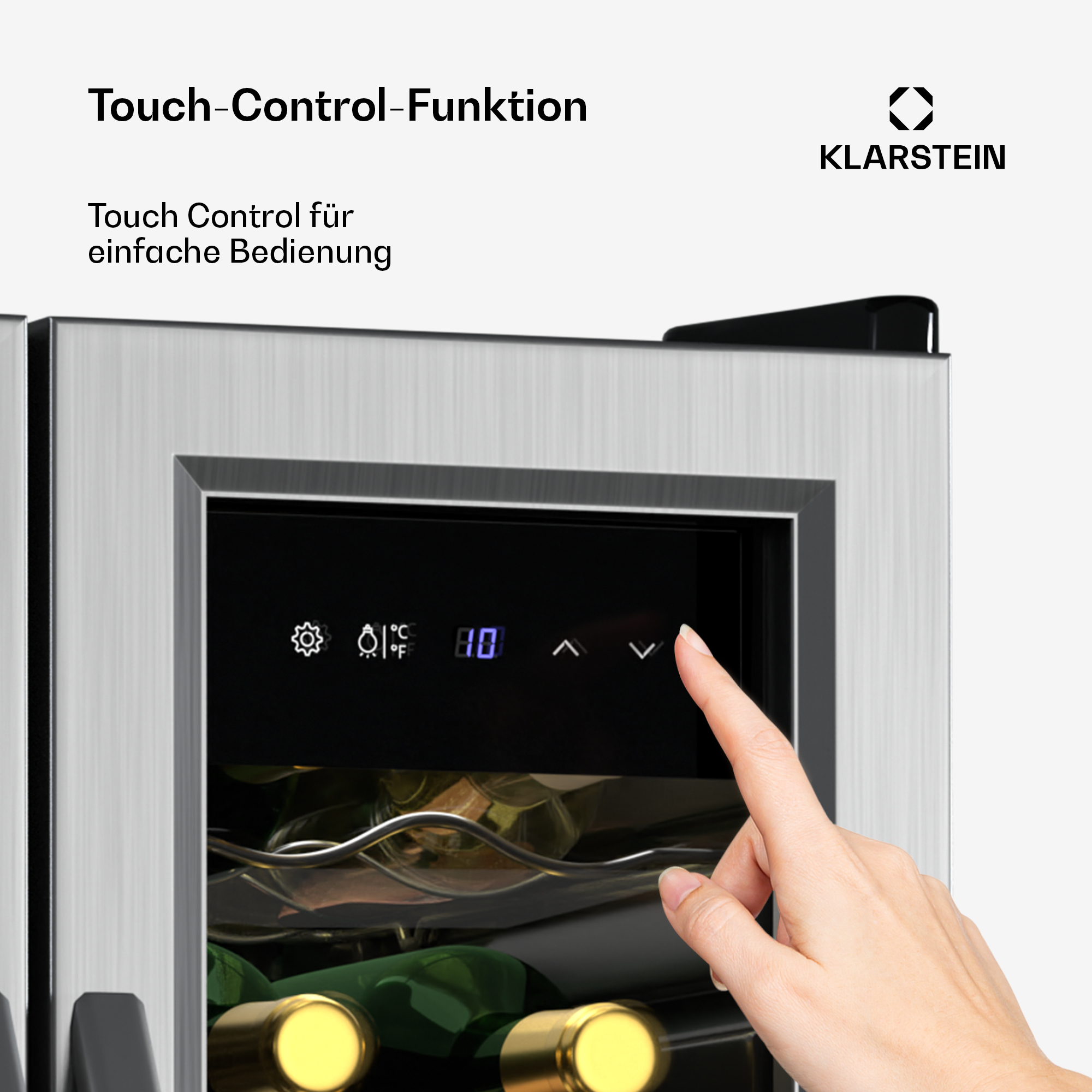 Mano che tocca il pannello di controllo touch di una cantinetta. Display digitale.
