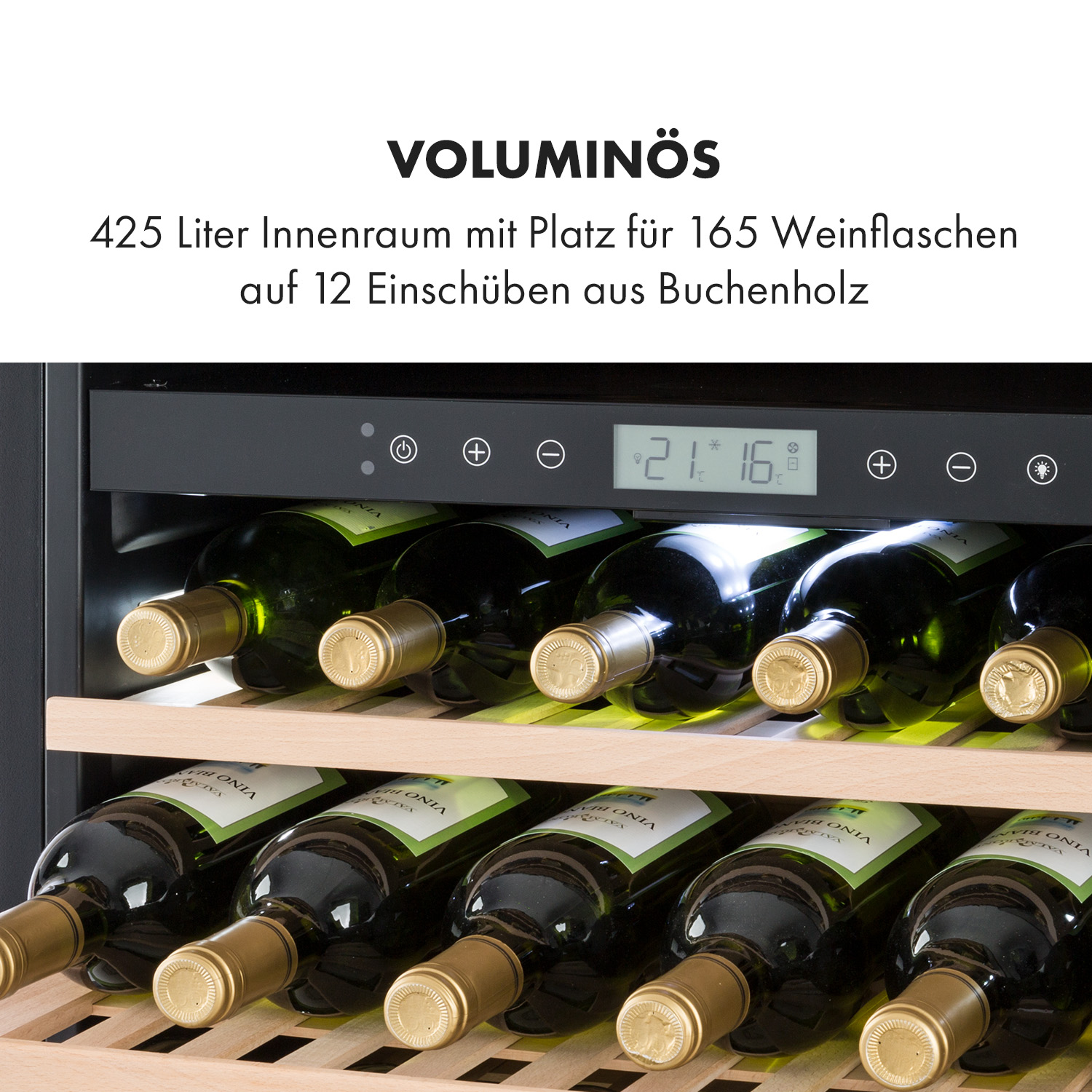 Interno cantinetta con bottiglie di vino. Ripiani in legno e display digitale.