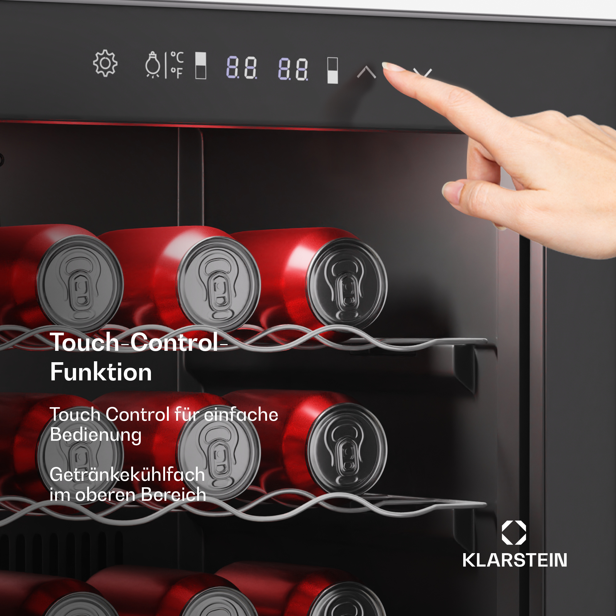 Primo piano di un mini frigo nero con lattine rosse all'interno. Un dito indica il pannello di controllo touch.