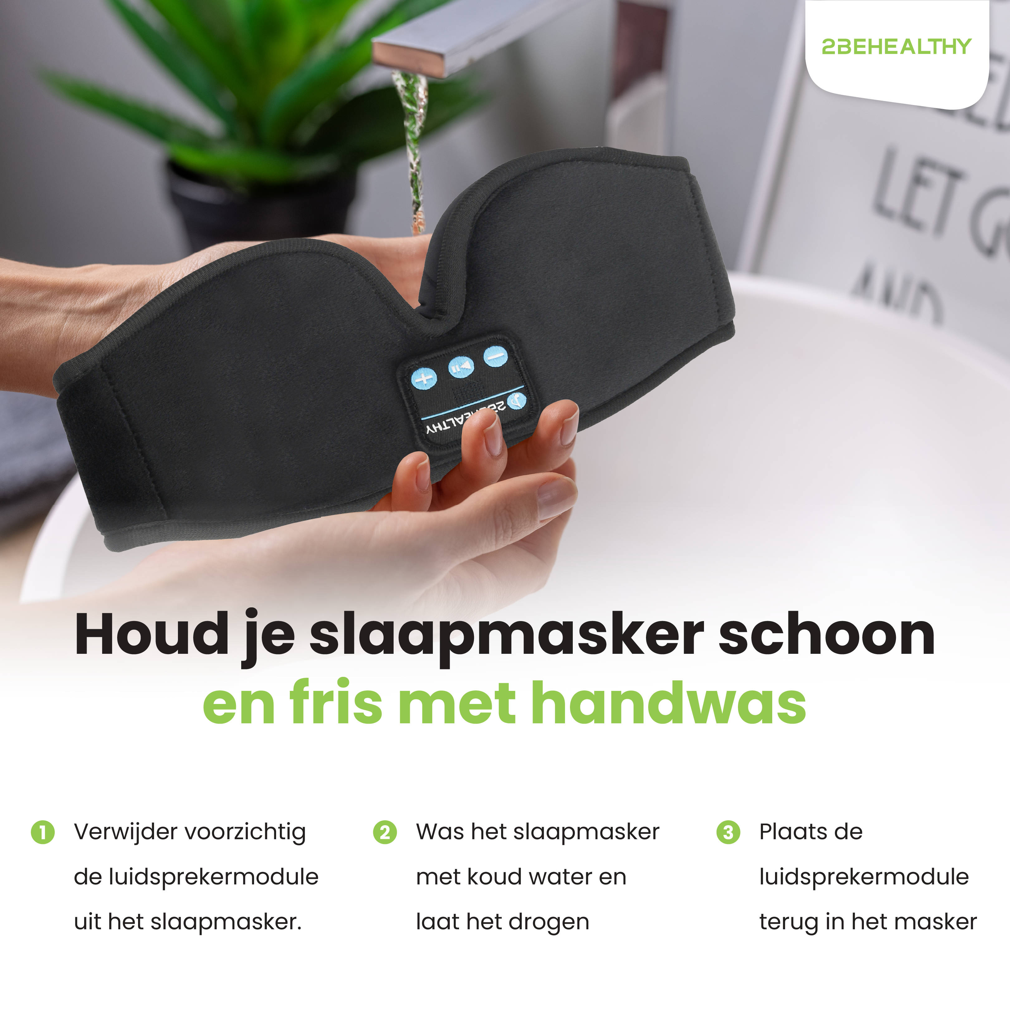 Person wäscht Schlafmaske. Maske hat Knöpfe und Text.