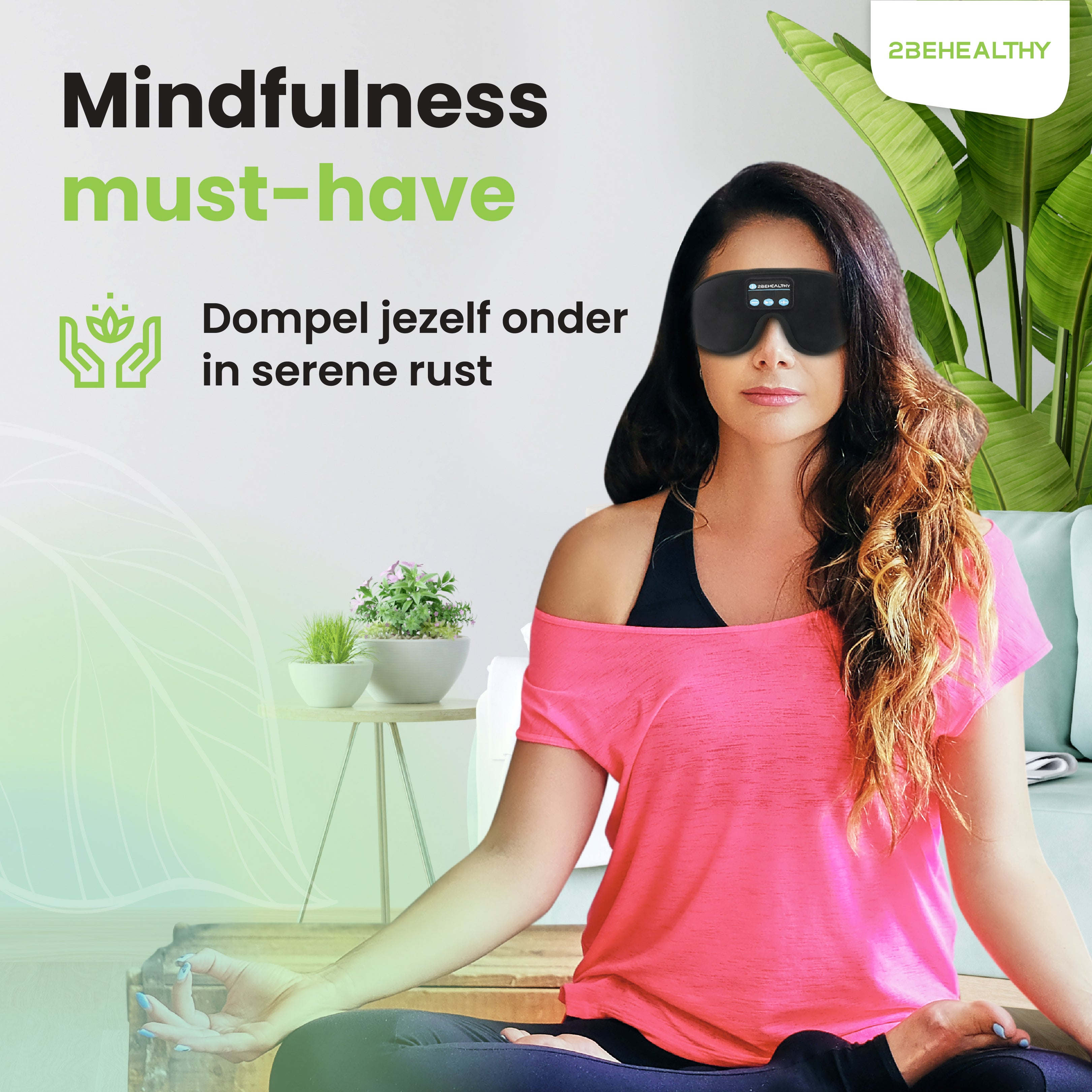 Frau mit Augenmaske, meditiert. Text enthält 'Mindfulness must-have' und 'Dompel jezelf'.