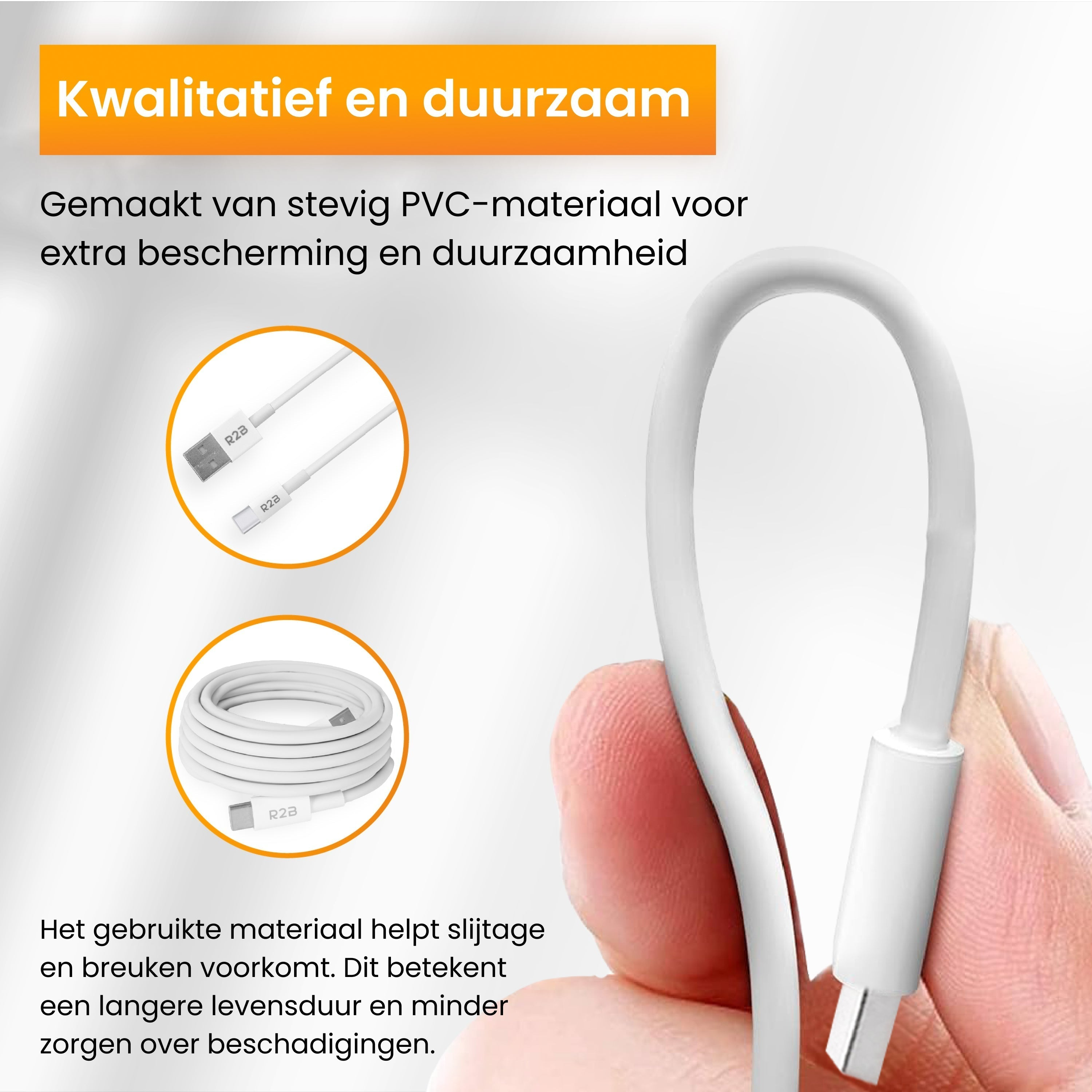 Weißes USB-Kabel gerollt und gerade, gehalten von einer Hand, Nahaufnahme auf blauem Hintergrund.