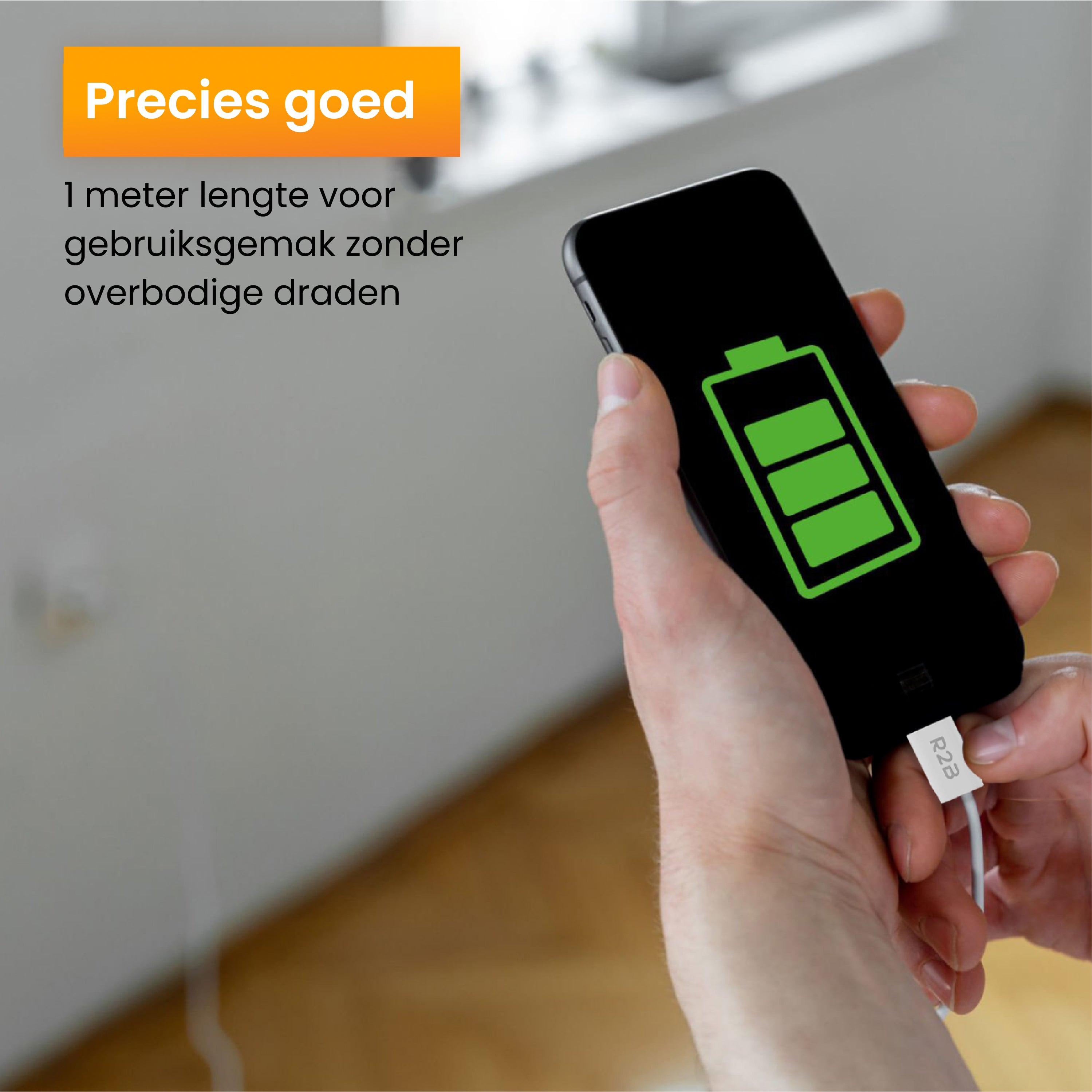 Person hält ein schwarzes Smartphone mit grünem Akkusymbol, das mit einem weißen Kabel geladen wird.