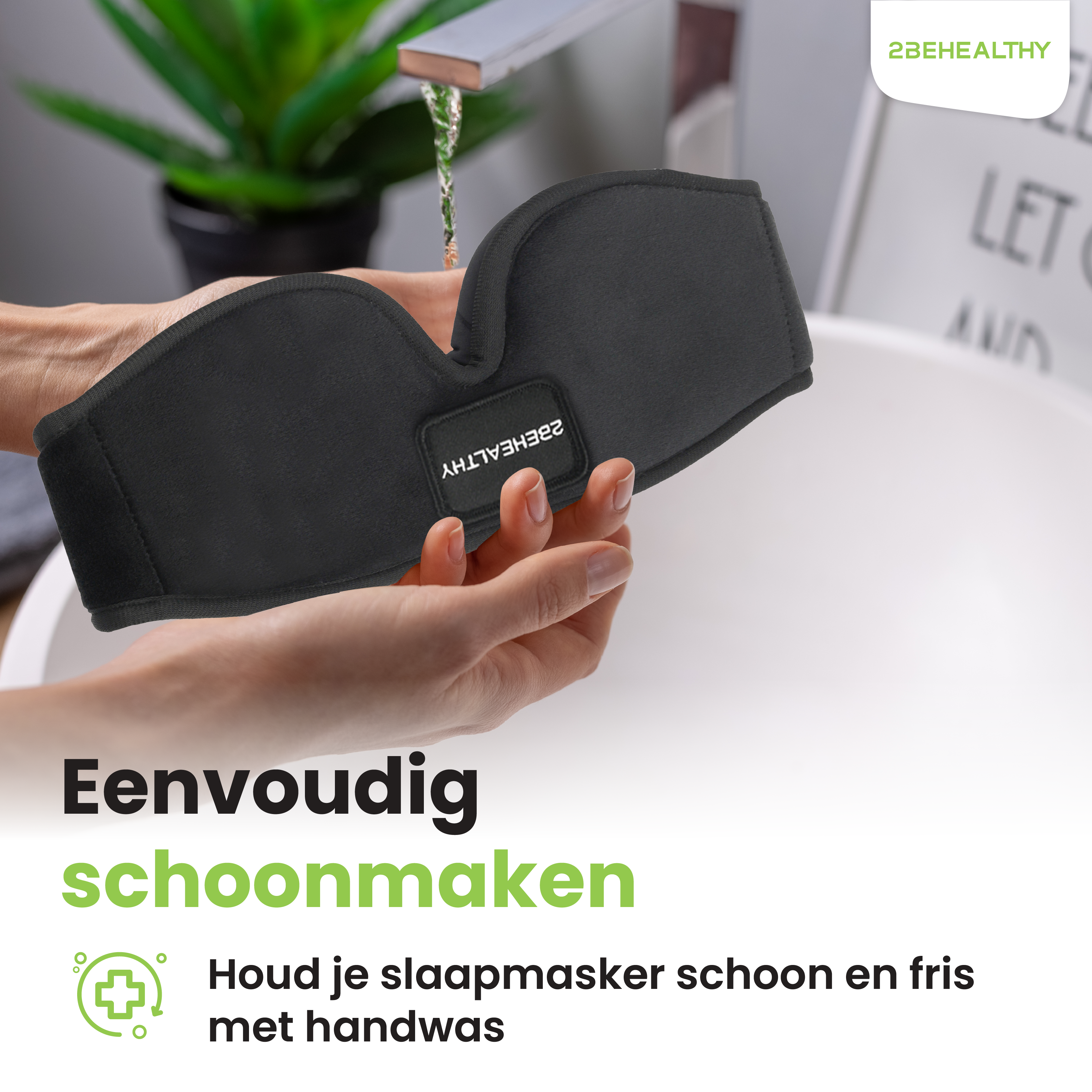 Hände waschen eine schwarze Schlafmaske in einem Waschbecken. Text: 'Einfache Reinigung'.