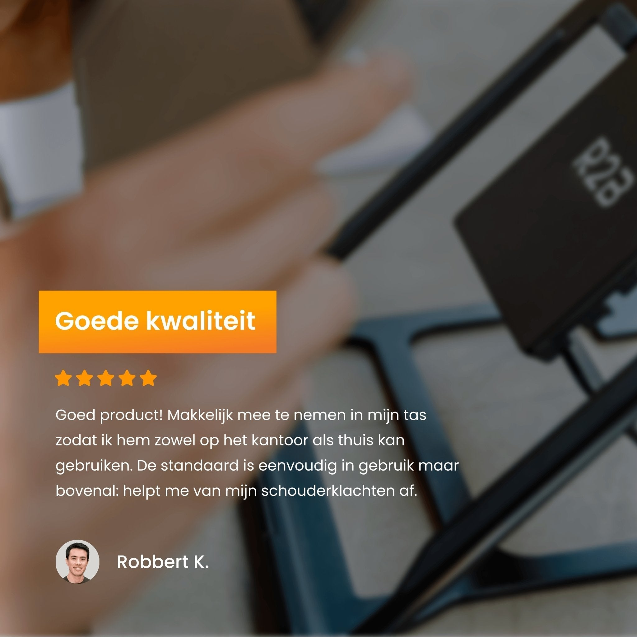 Afbeelding toont laptopstandaard met beoordelingstekst en wazige hand op de achtergrond.