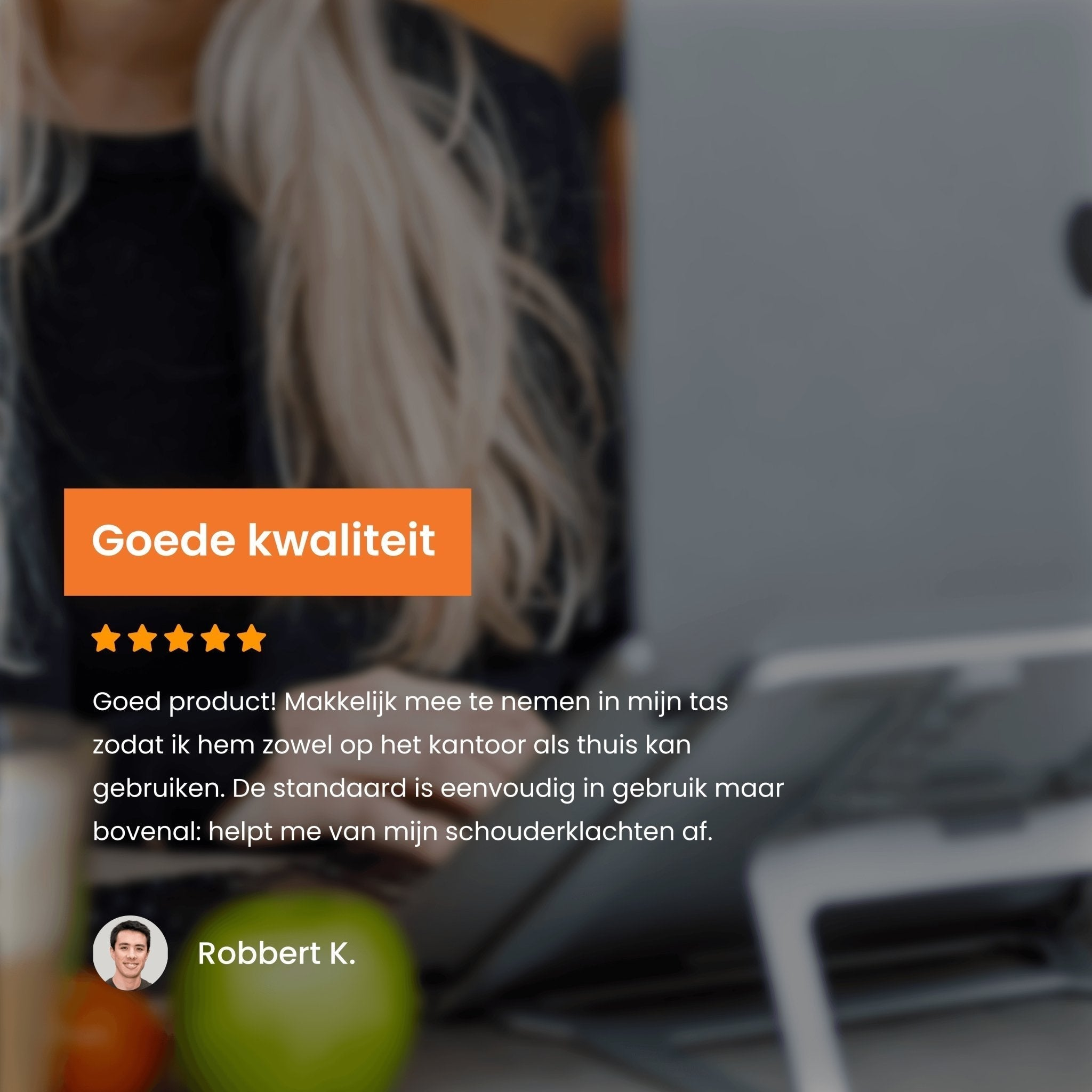 Een persoon die een laptop gebruikt. De laptop staat open. Er is een muis en een groene appel.