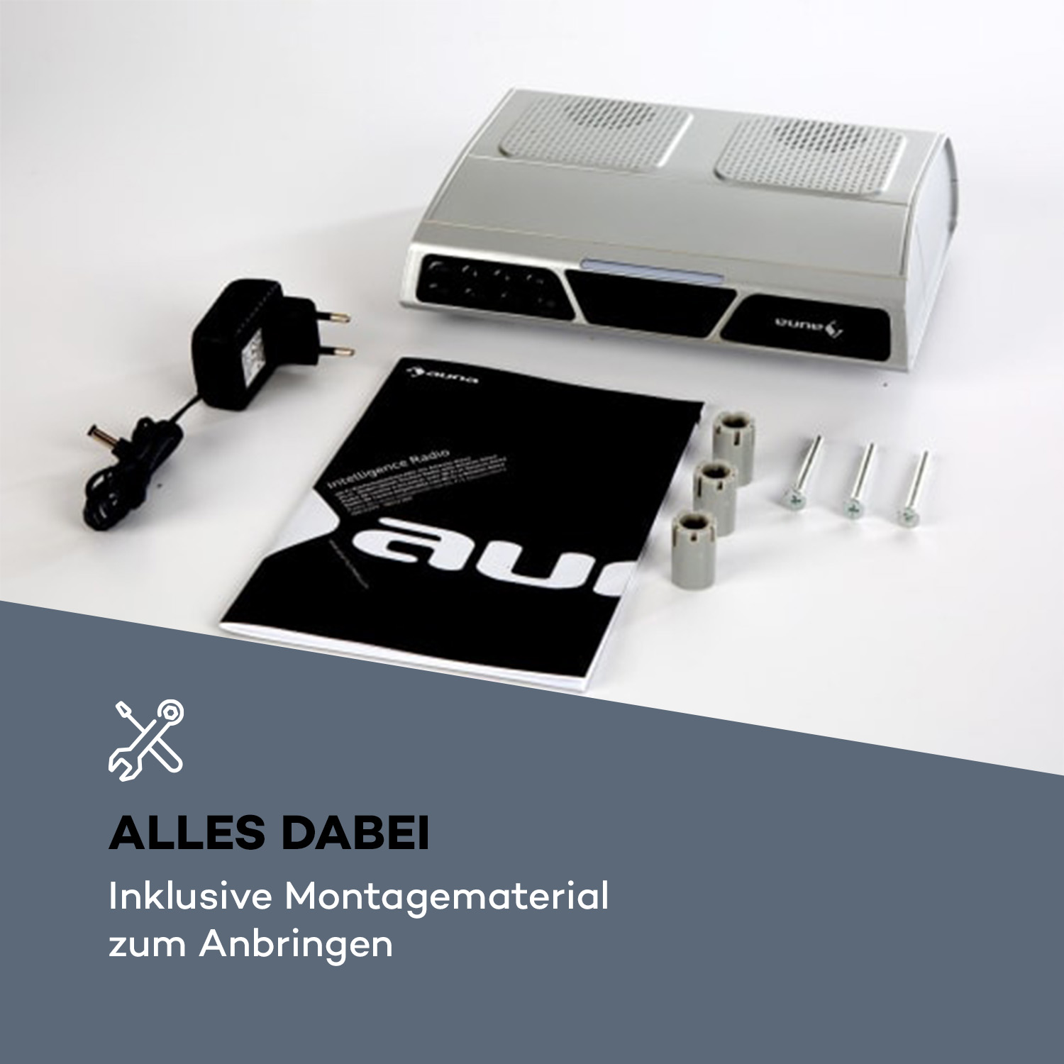 Ein weißes Radiogerät mit mitgeliefertem Zubehör auf einer weißen Oberfläche.