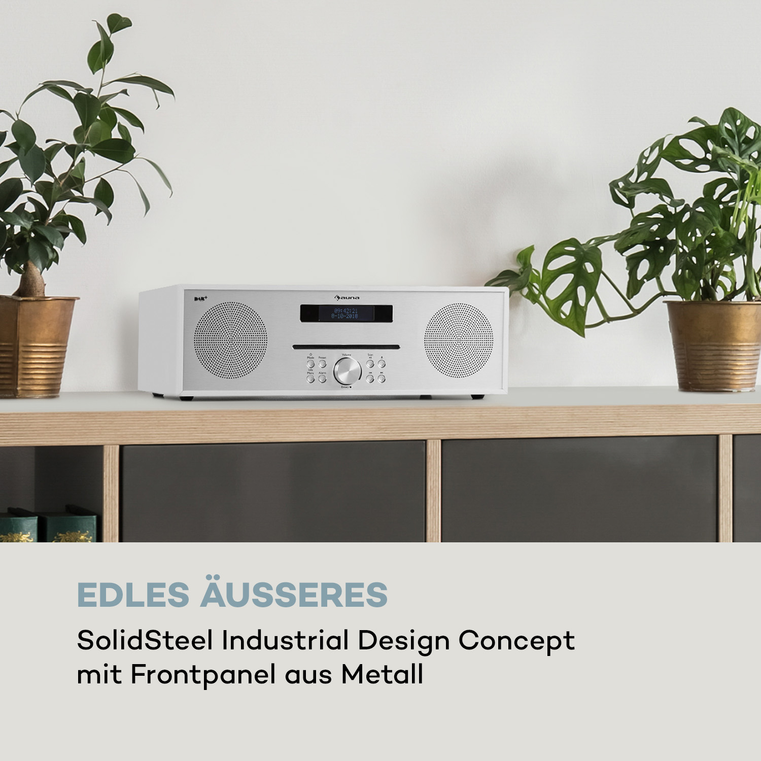 Weißes Stereoanlage mit Metallfrontplatte, auf einem Regal.