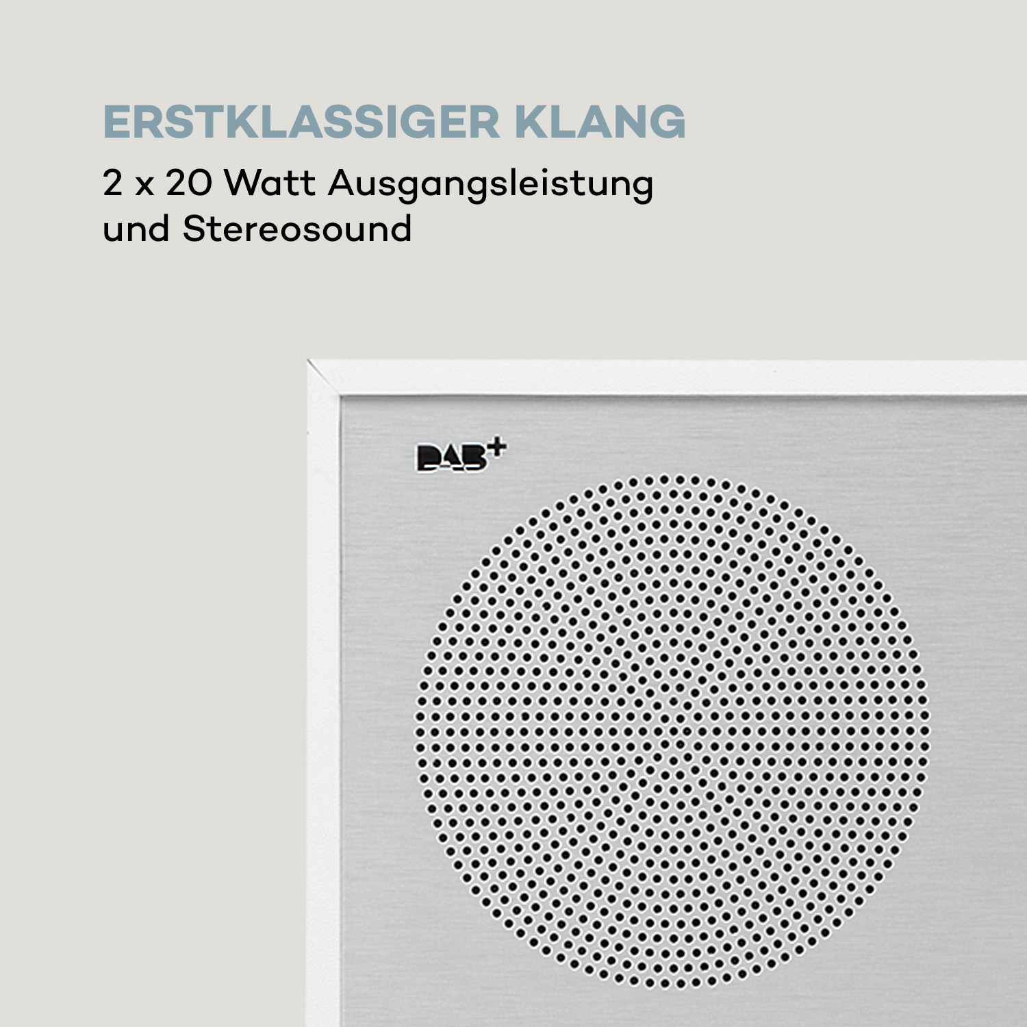 Nahaufnahme eines Lautsprechers mit rundem Lochgitter. Text: 'Erstklassiger Klang' und Leistung.