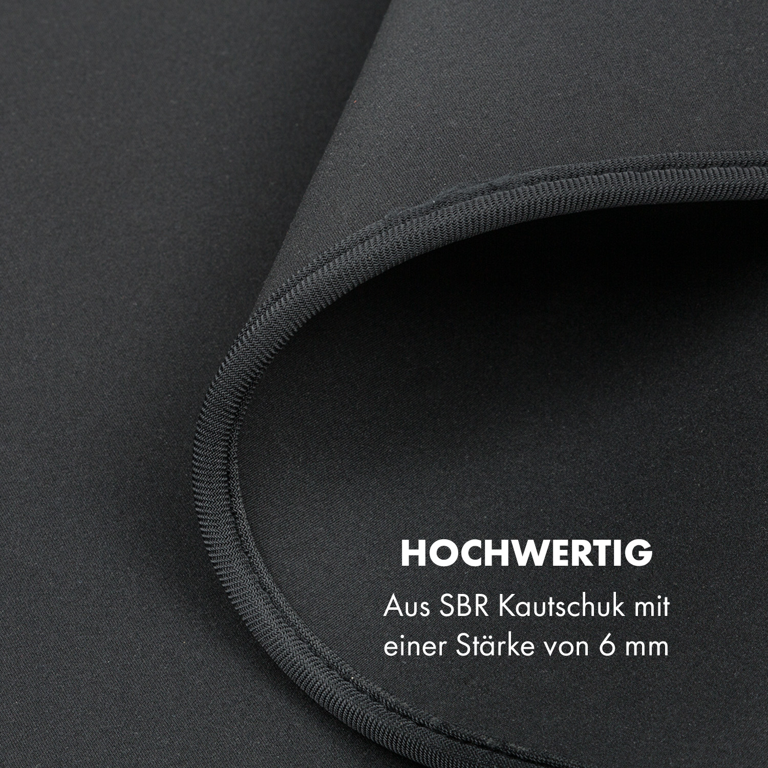 Nahaufnahme von schwarzem Material mit genähten Kanten. Text: 'Hochwertig'.