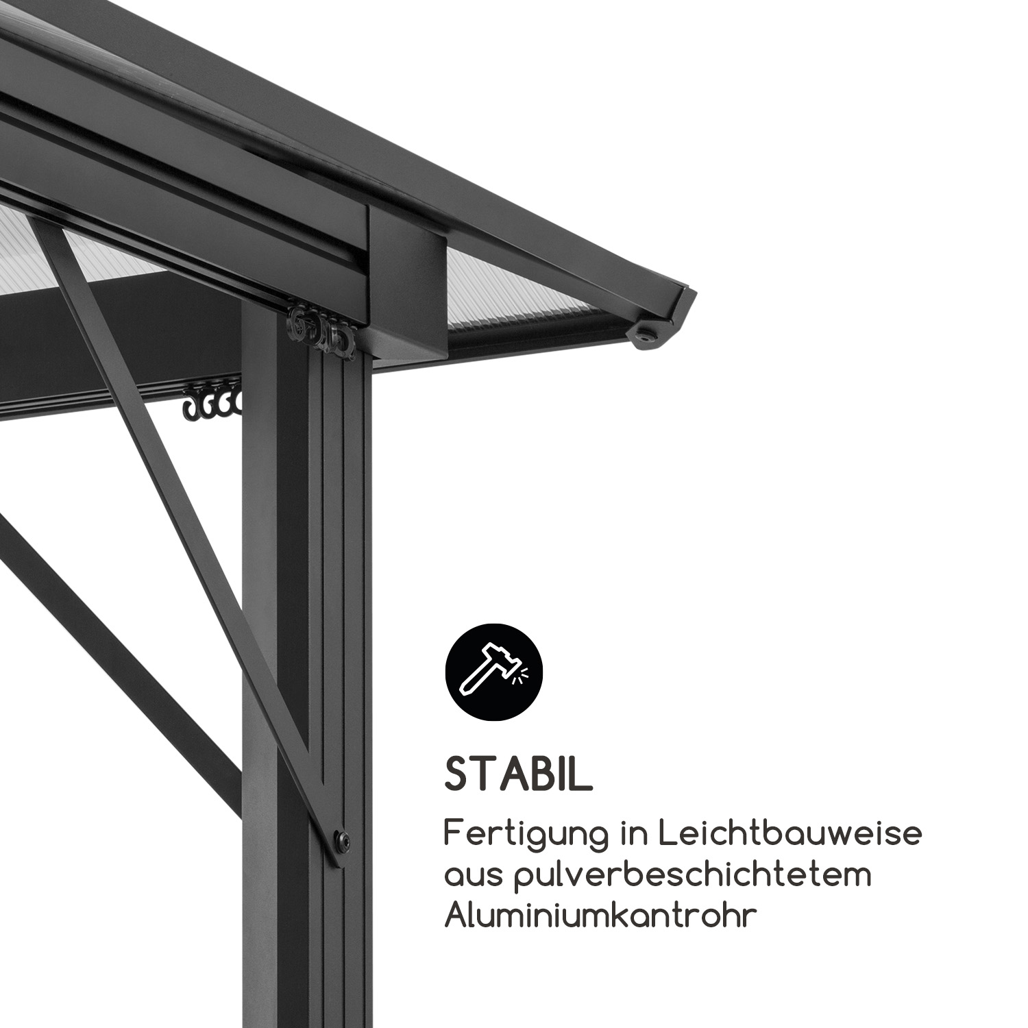 Schwarze Metallstruktur eines Gebäudeteils, Nahaufnahme.