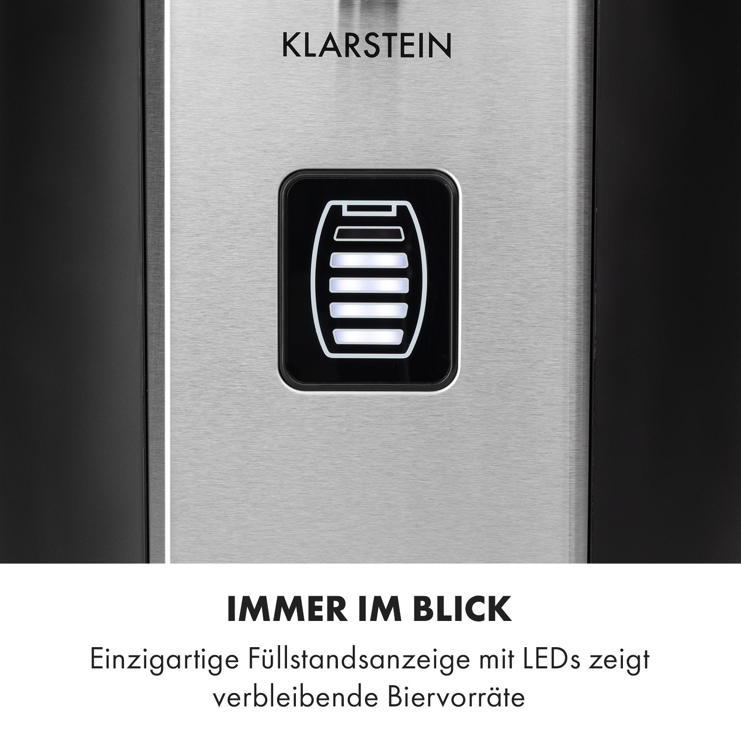 Edelstahlplatte mit Digitalanzeige und beleuchtetem Fasssymbol auf einem schwarzen Kühlschrank.
