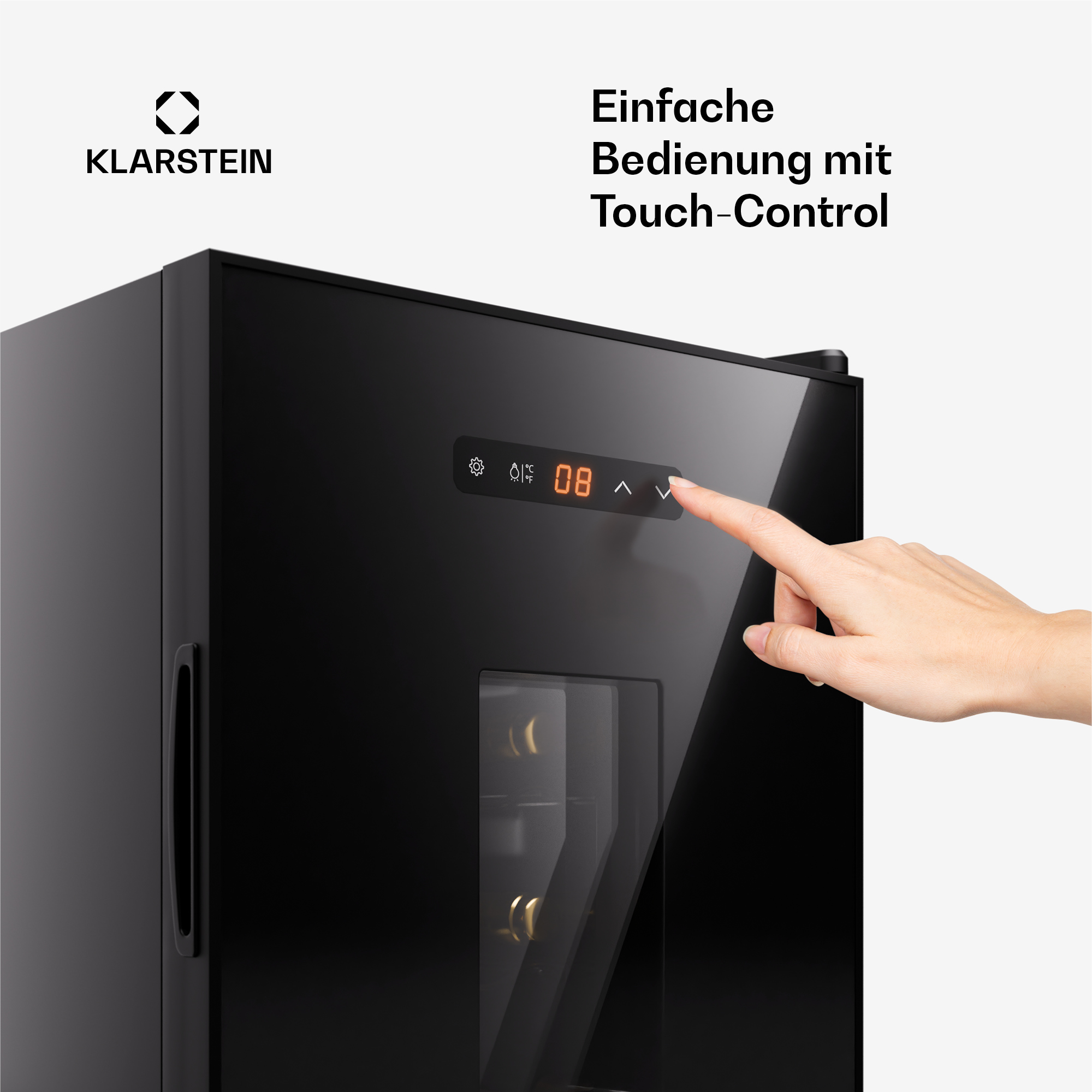 Schwarzer Weinkühler mit Touch-Bedienfeld, das von einer Hand berührt wird.