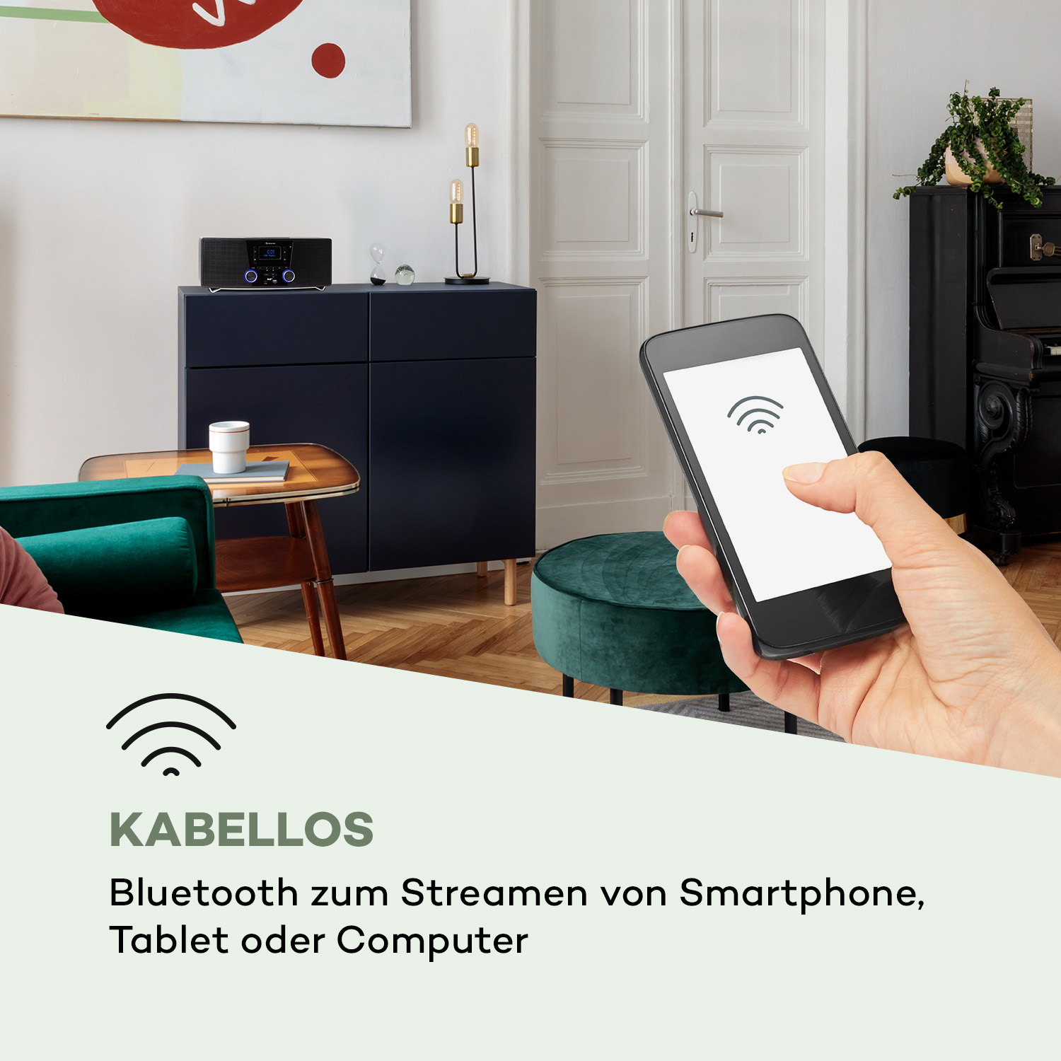 Eine Hand, die ein Smartphone mit WLAN-Symbol hält, mit Wohnzimmerhintergrund.