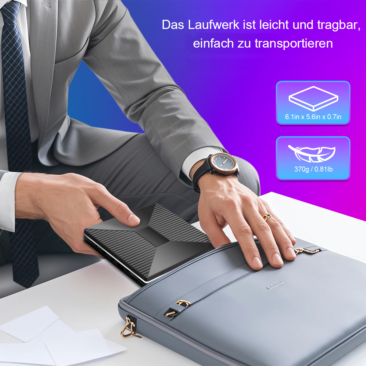 Mann hält Laptop und Tasche, mit Maßangaben.
