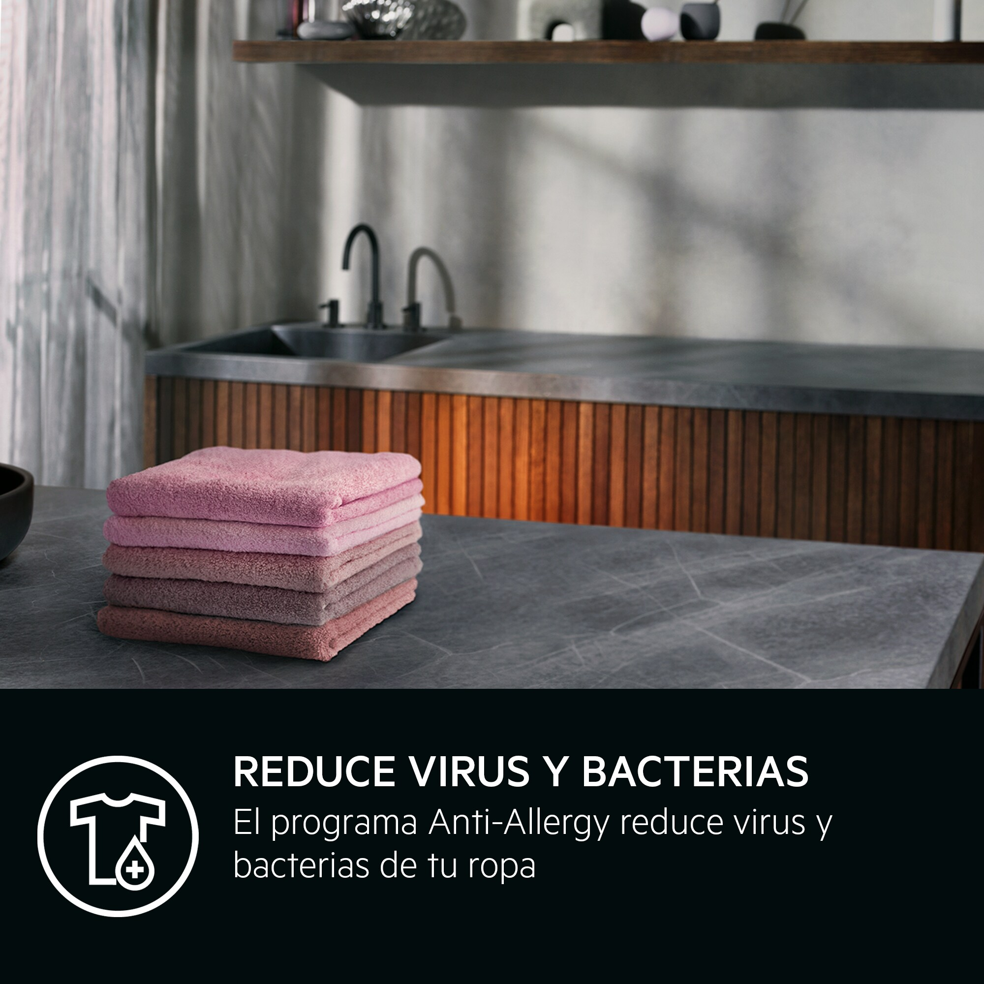 Stos różowych ręczników na szarym blacie.