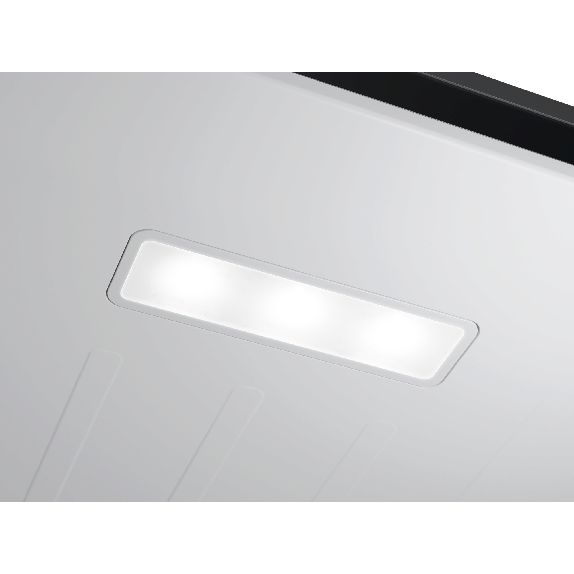 Una luminaria rectangular montada en una superficie blanca, emitiendo luz brillante.