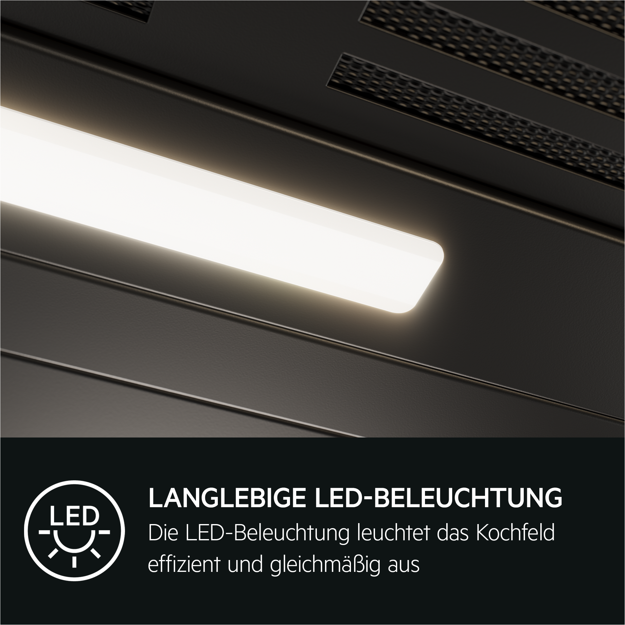 Primo piano di un apparecchio di illuminazione con luce LED bianca. Lo sfondo è nero con fori di ventilazione.