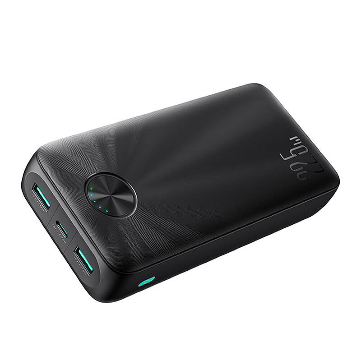 Schwarze Powerbank mit Display, drei Anschlüssen und einem Knopf. Der Hintergrund ist weiß.