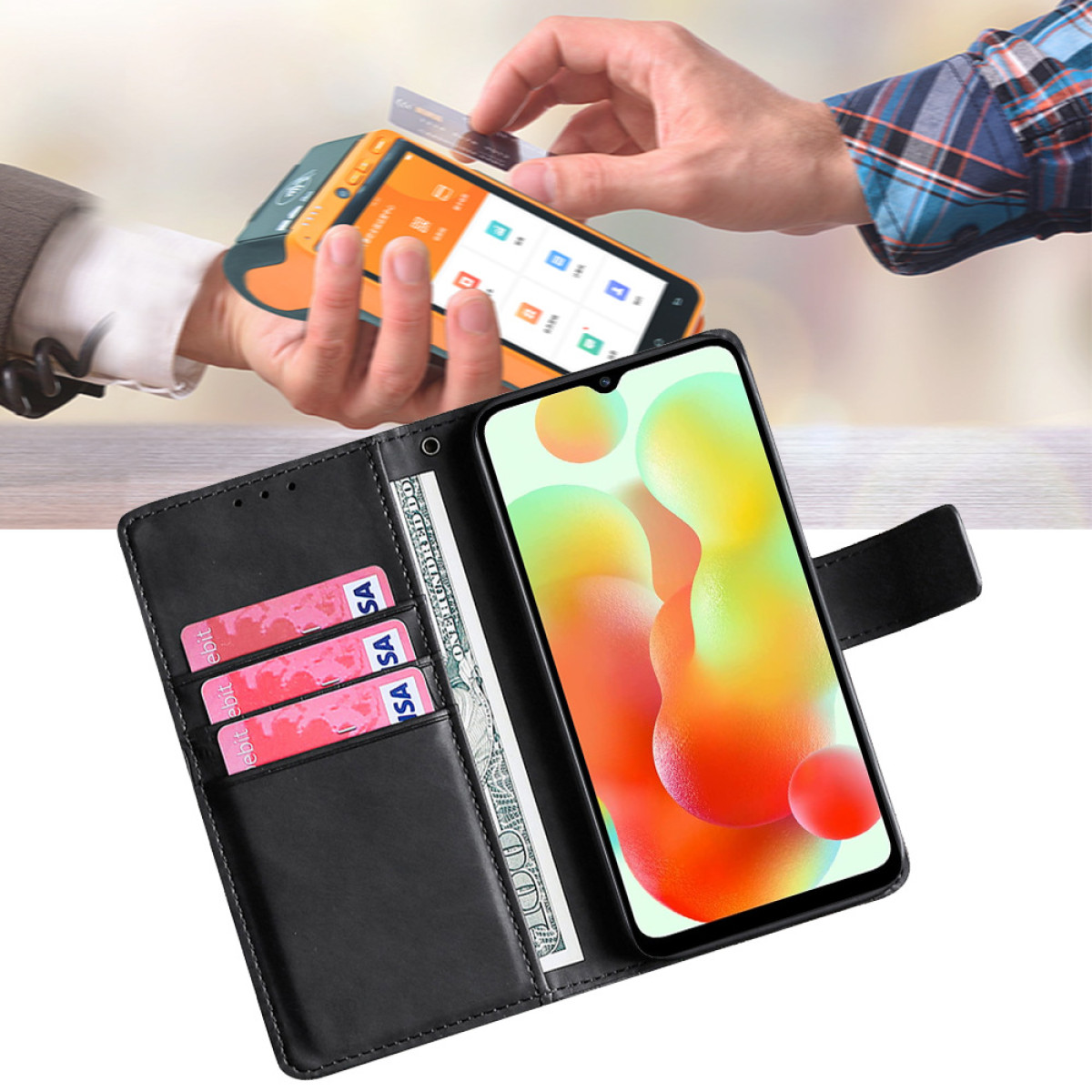 Un telefono in una custodia a portafoglio con carte di credito e contanti, vicino al terminale.