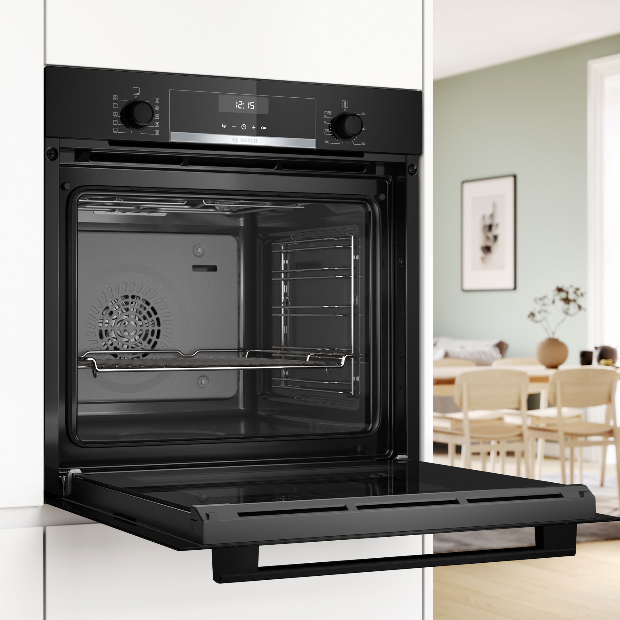 Einbau-Backofen schwarz mit offener Tür. Innenraum des Ofens sichtbar.