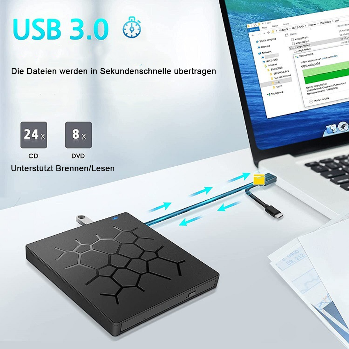 Schwarze externe Festplatte, verbunden mit Laptop via blauem USB-Kabel. Grafiken zeigen Datentransfer.