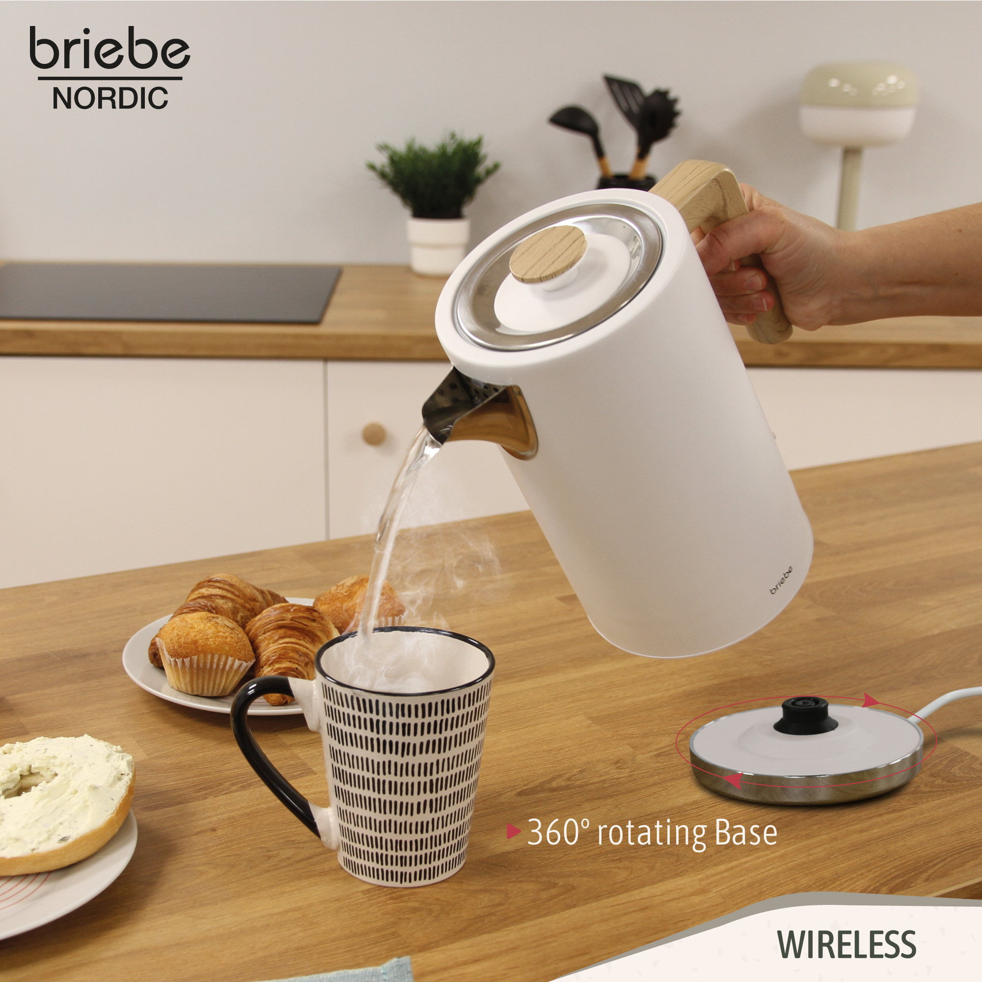 Hervidor blanco vertiendo agua en una taza con estampado blanco y negro. Encimera de madera con alimentos.