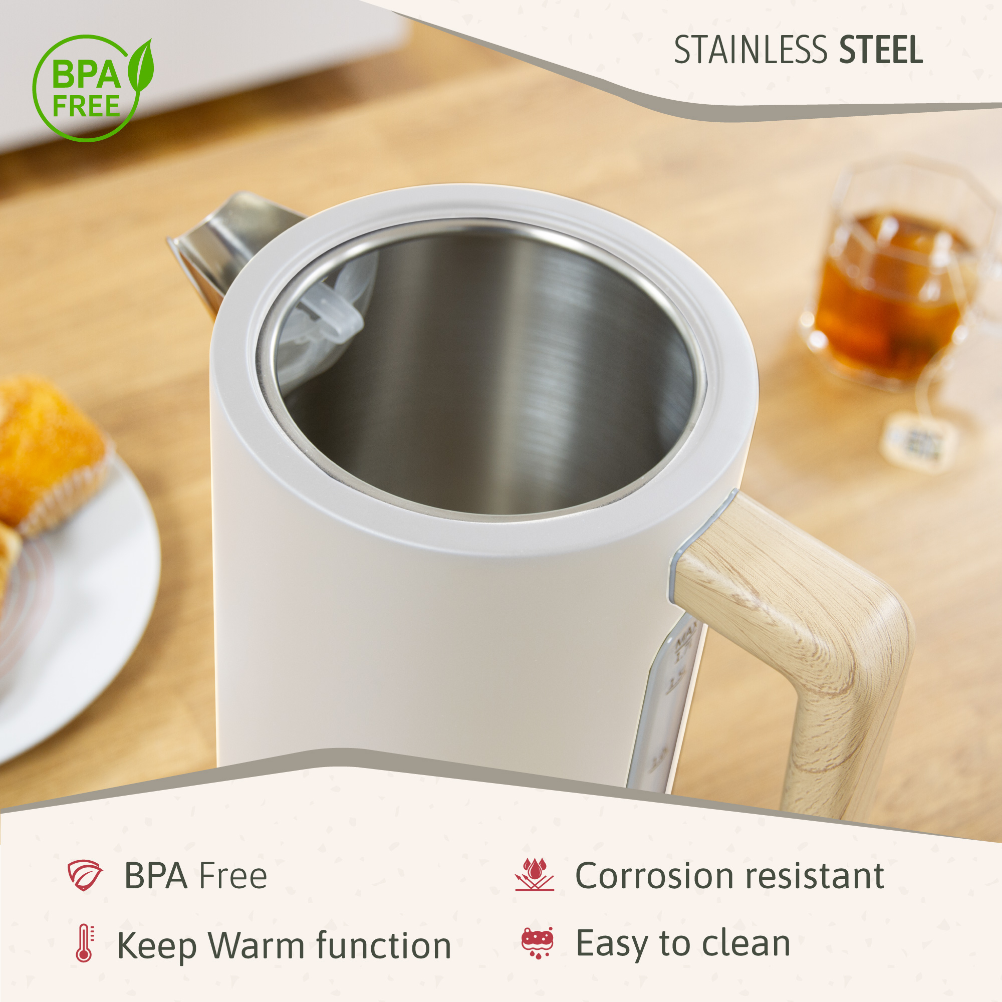 Una tetera eléctrica blanquecina con asa de madera y una taza de té con galleta.