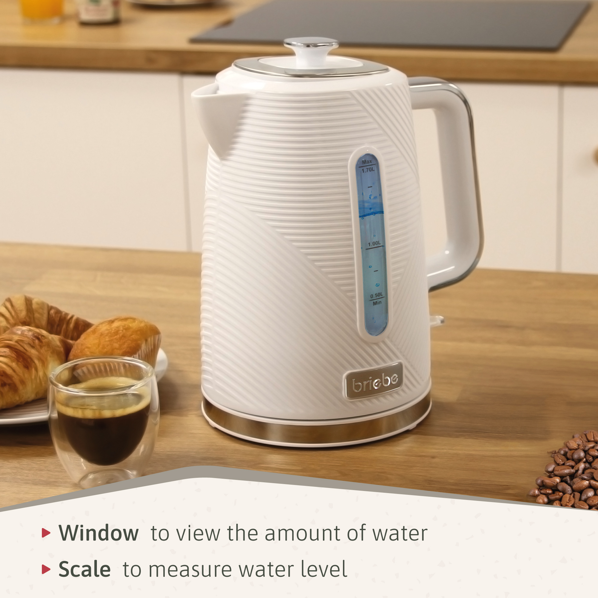 Hervidor eléctrico blanco con ventana de nivel de agua y taza de café.