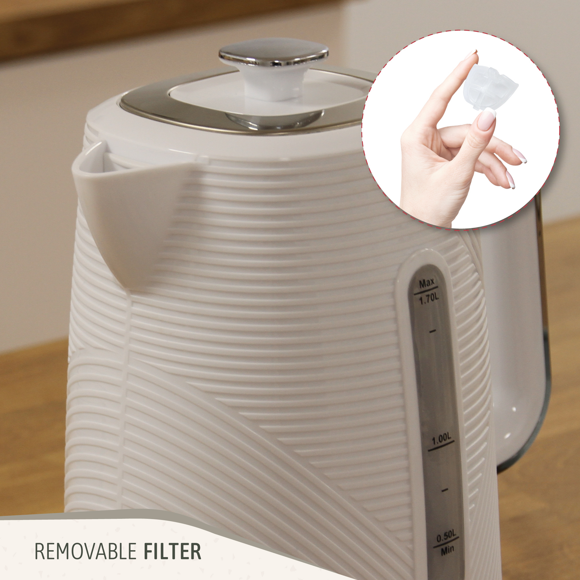 Hervidor eléctrico blanco con filtro extraíble y primer plano de una mano sosteniendo el filtro.