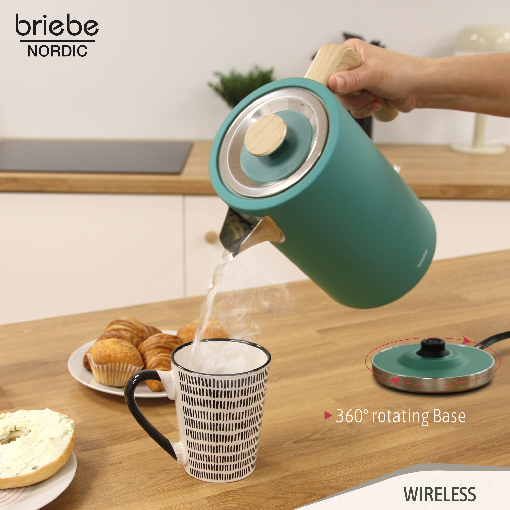 Una persona vertiendo agua de una tetera verde azulado en una taza, con un bagel cerca.