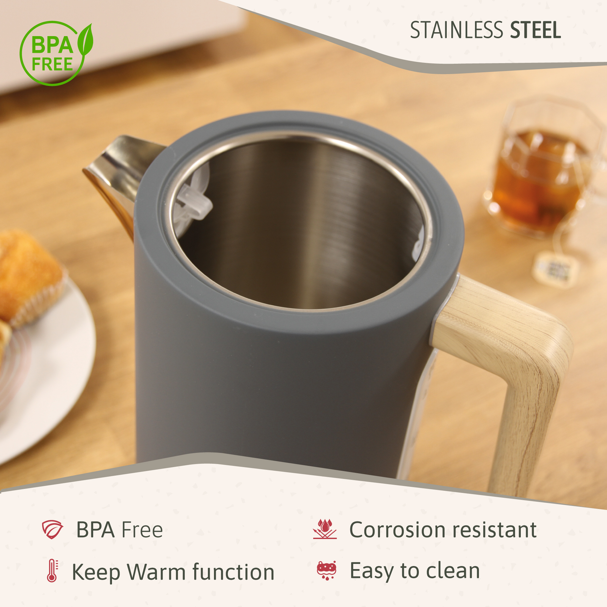 Una tetera eléctrica gris y de acero inoxidable con un asa de madera. Las superposiciones de texto indican sin BPA.