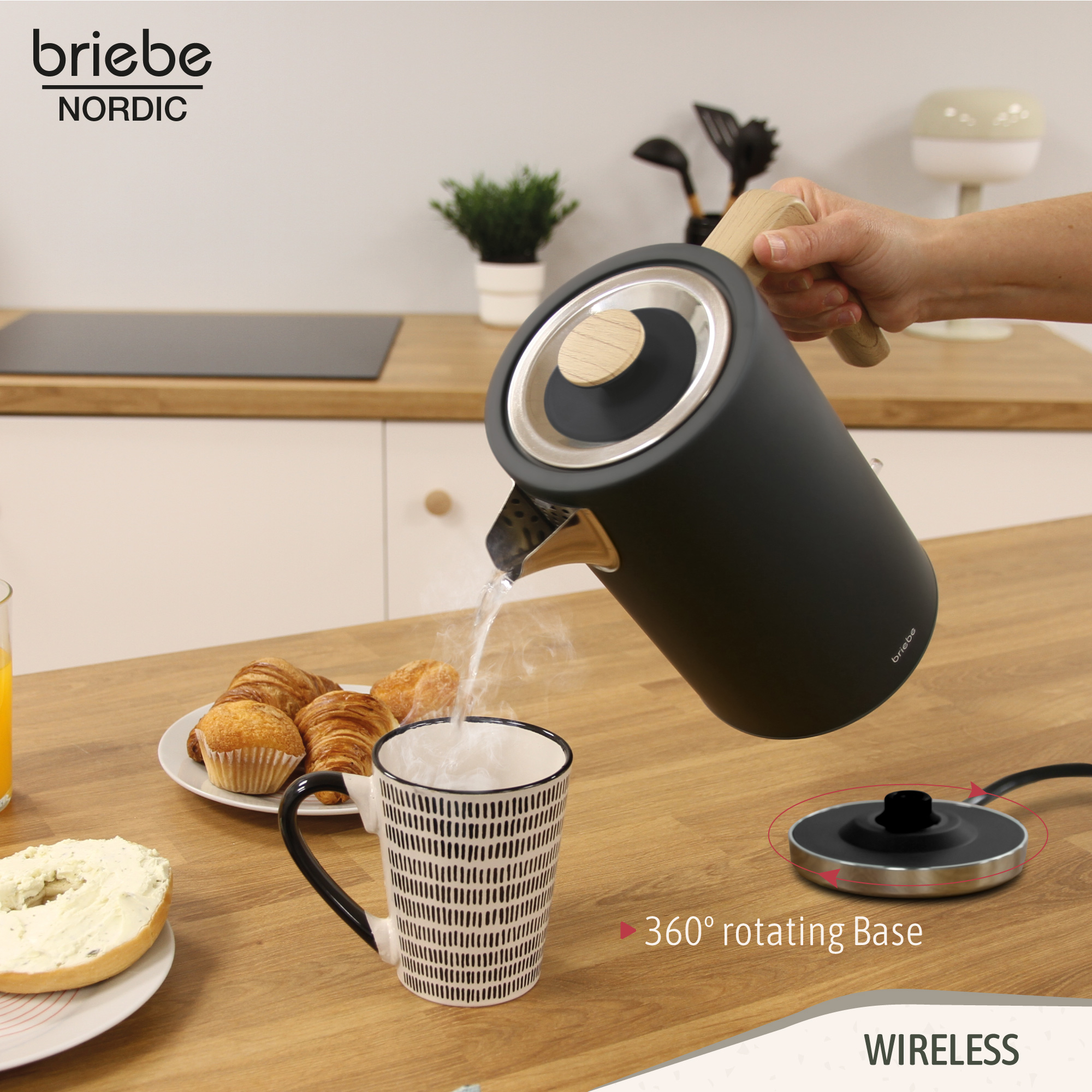 Una persona vierte agua de una tetera negra en una taza sobre la mesa.