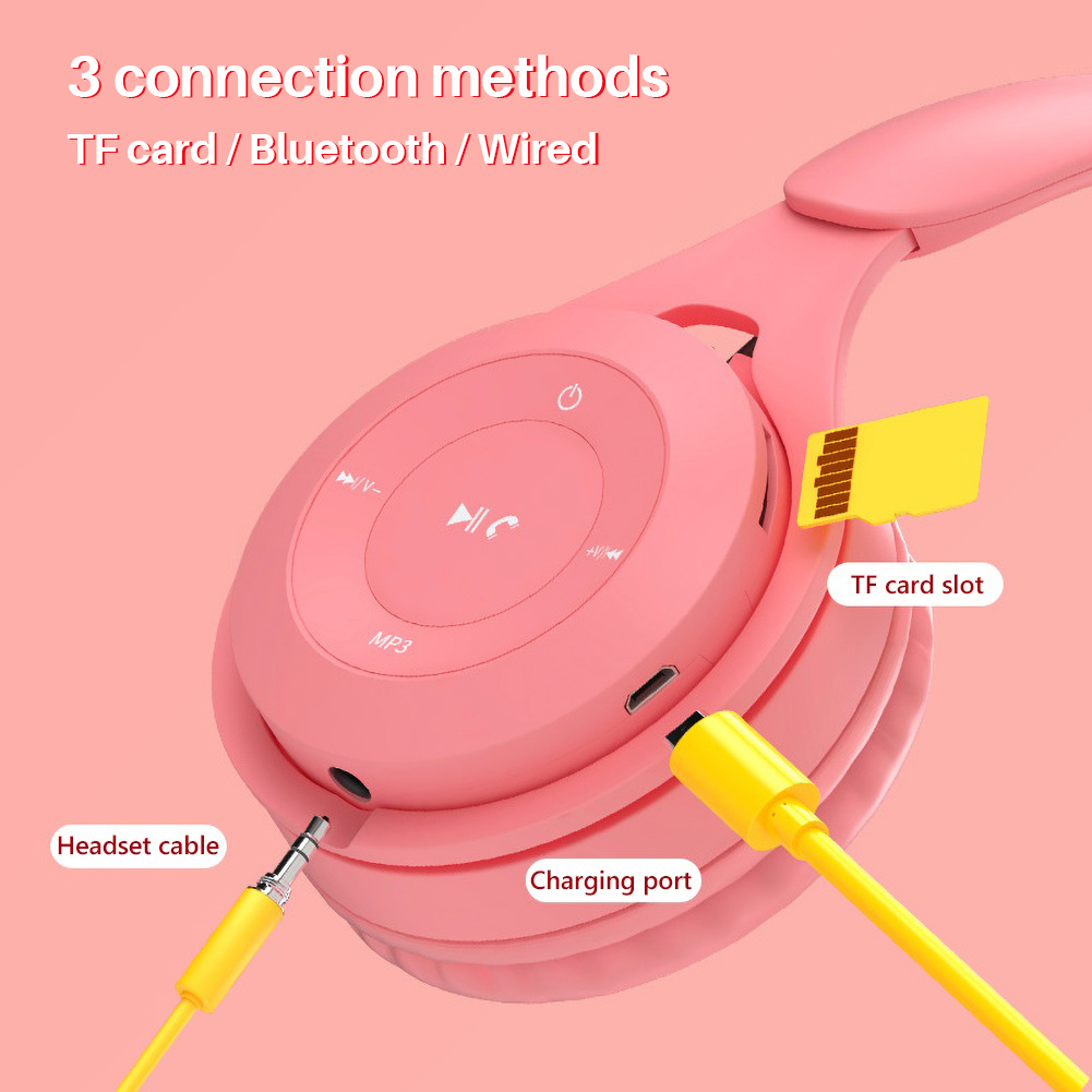 Rosa Kopfhörer mit drei Verbindungsmethoden: TF-Karte, Bluetooth und Kabel. Ein gelbes Kabel ist angeschlossen.