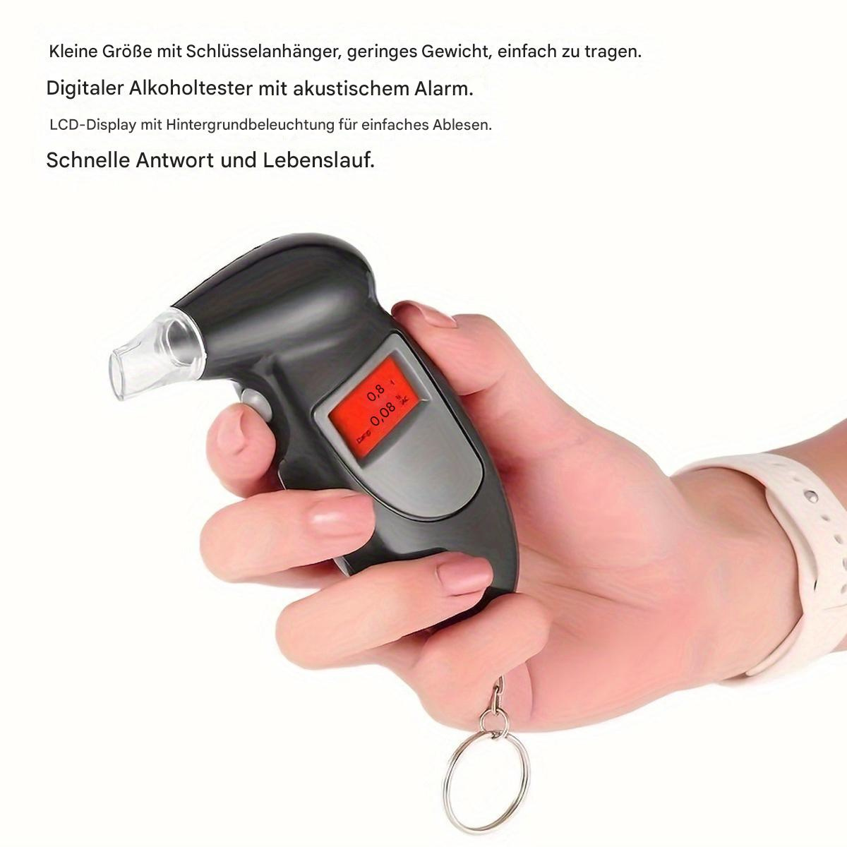 Eine Hand hält einen schwarzen Alkoholtester. Das Display zeigt 0,08% und 0,8 an. Weißer Text oben.