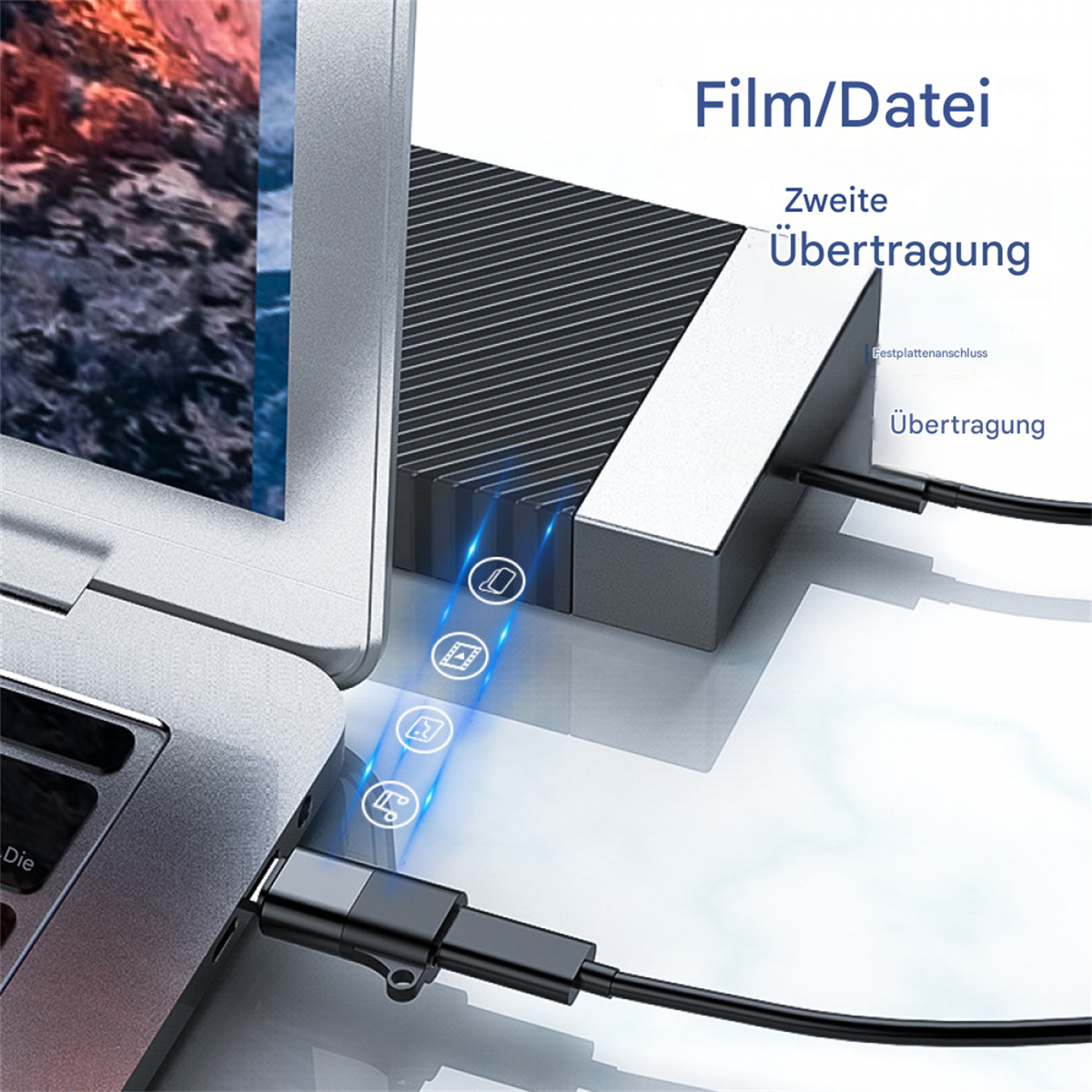 Laptop mit angeschlossener externer Festplatte. Das Laufwerk hat ein Kabel und Datentransfer-Symbole.
