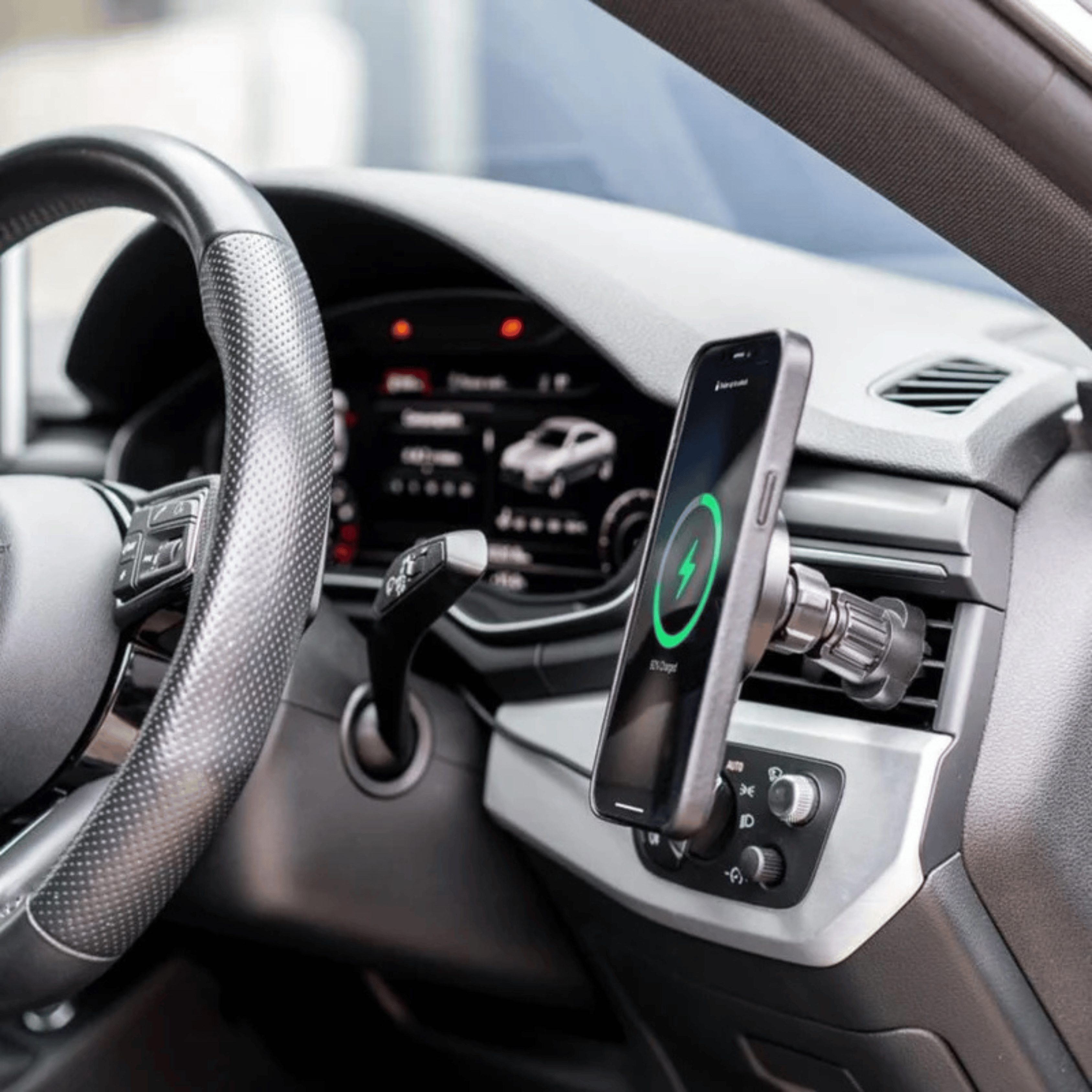 Ein Telefon, das am Armaturenbrett eines Autos montiert ist und geladen wird. Das Telefon lädt mit einem Blitzlogo.