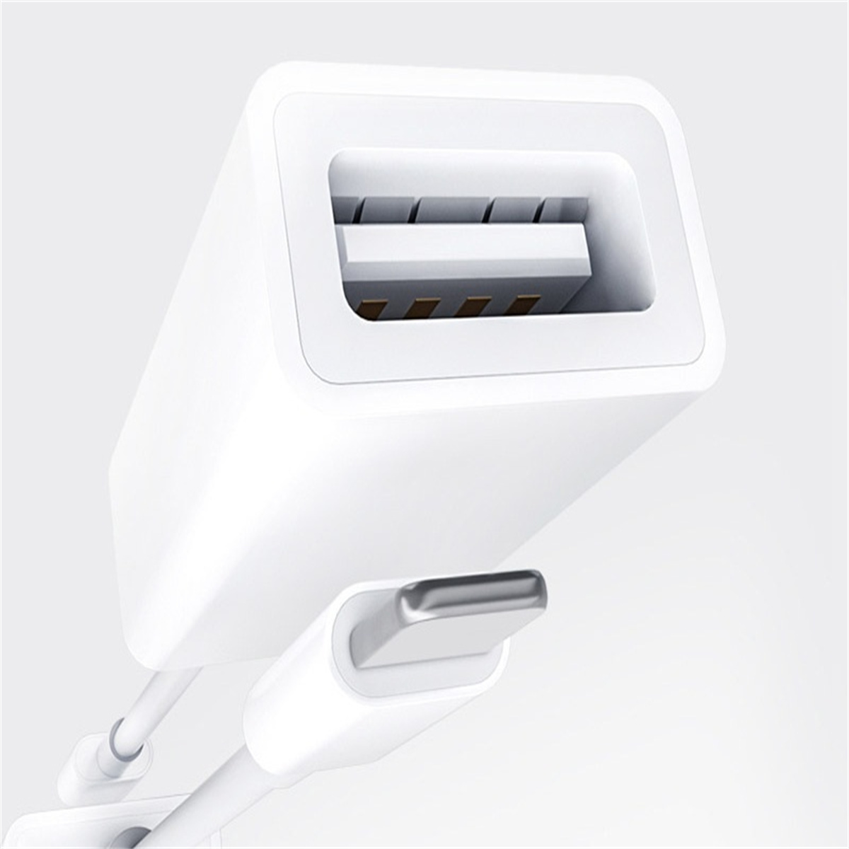 Weißer USB-Adapter mit USB-C-Anschluss. Nahaufnahme auf weißem Hintergrund.