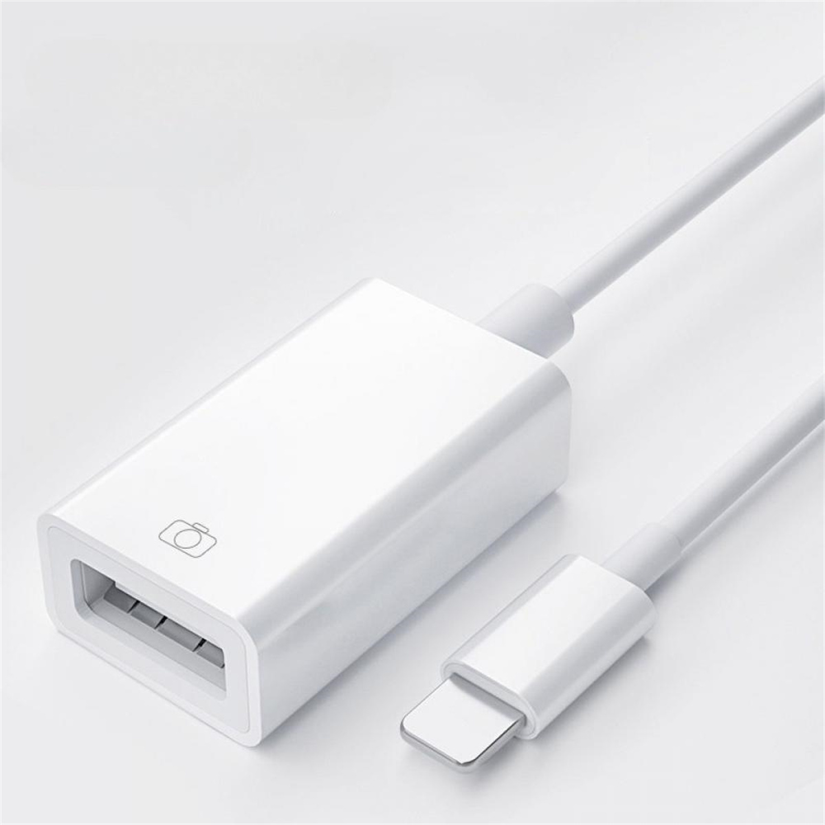 Weißer USB-Adapter mit Lightning-Anschluss.