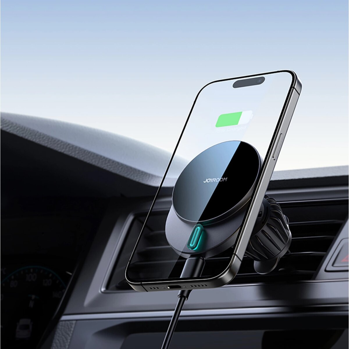 Schwarzes Telefon in einer Autolüftung montiert, lädt. Telefon zeigt ein Batteriesymbol, in einem Auto.