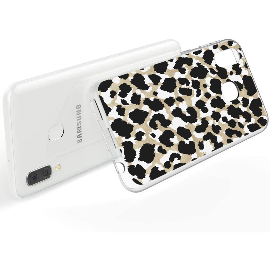 Un telefono Samsung bianco con una custodia con stampa leopardata e sfondo bianco.