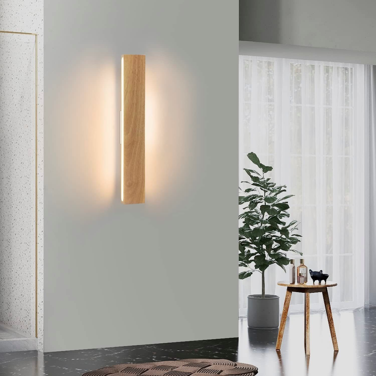 Holz-Wandlampe mit Pflanze, Tisch mit Deko und Fenster im Hintergrund.