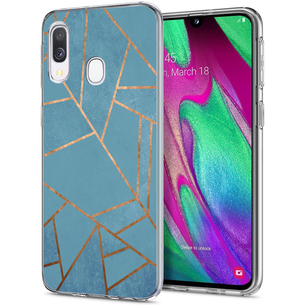 Ein Telefon in einer blauen Hülle mit goldenen geometrischen Mustern. Ein weiteres Telefon daneben, bunter Bildschirm.